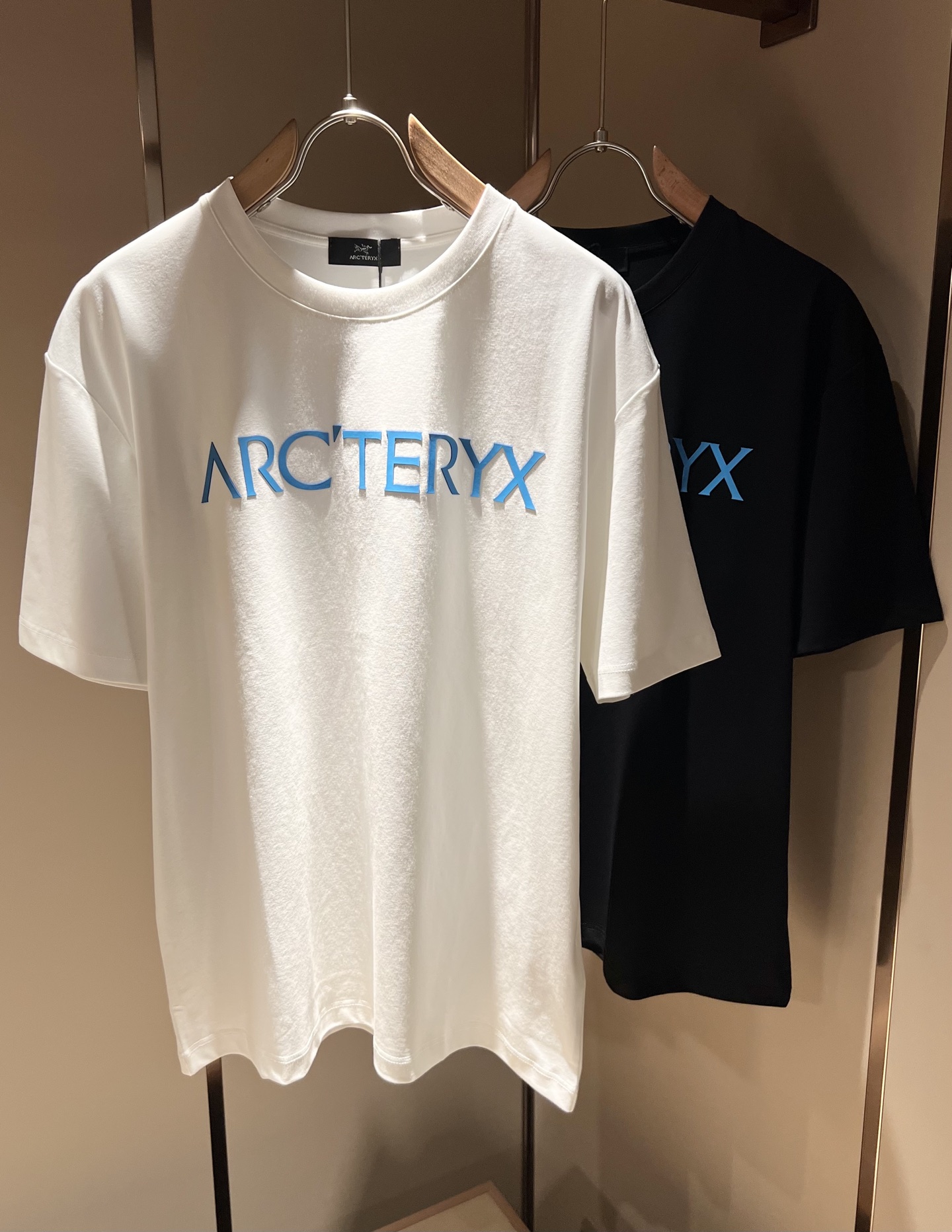 NO:144591,ARCTER*X Original Archaeological Bird 2025 spring and summer new short-sleeved T-shirt outdoor brands for men and women, perhaps the first thing that comes to mind is Canadian goose and Archaeological Bird. It gives people a feeling of trying out the label!  In addition to being quite accomplished in style design, the most obvious or most expert should be to have deeper and unique insights and attainments in fabrics. Through continuous structural research and problem-solving, and characterized by unique research on fabrics, these alone are enough to support it to become the first new logo brand image in the clothing manufacturing industry. This model uses air cotton material!  The fabric after the seiko blending feels smooth and soft, and it has both natural beauty and comfort. The large body style is cut cleanly and cleanly, and the fabric shows a different hazy structural beauty. It is made of exclusive mold customization. The fabric and its technology test the workers, can be smooth and smooth without wrinkles!  Logo logo pattern glue pressing process design!  It really tests the handmade work of every master!  It makes the whole clean and neat, without leaving any thread. Now men who pursue life are more refined in life!  Size M-3XL, arc'teryx, T-shirt,tees, t-shirt,alexander wang19860909ARCTER*X始*祖鸟 2025春夏新款男女同款短袖T恤户外品牌可能大家第一想到的就是加拿大鹅、始祖鸟.给人一种标签试的感觉！除了在款式设计上颇有造诣之外,最明显或者说最为拿手的,应该就是在面料上的拥有更深独特见解跟造诣了.通过不断地结构研究和问题处理,在以面料独特研究为特征,仅凭这些就已经足以支撑其成为服装制造行业中,首屈可数的新标志品牌形象.此款采用的空气棉材质！通过精工混纺之后的面料,手感细滑柔软,同时兼具自然美感跟舒适度.大身上版型裁剪简洁干净,面料上显现出了不一样朦胧的结构性美感来.独家开模定制而成,面料及其考验工人的技术,能做到平整服帖又不起皱！标志logo图案压胶工艺设计！真的是很考验每位师傅的手工制作！使得整体干净利索,不留一丝线头.现在对于生活有所追求的男性也在生活中更为精致！尺码M-3XL,arc'teryx,T-shirt,tees，t-shirt,alexander wang,Men's clothing