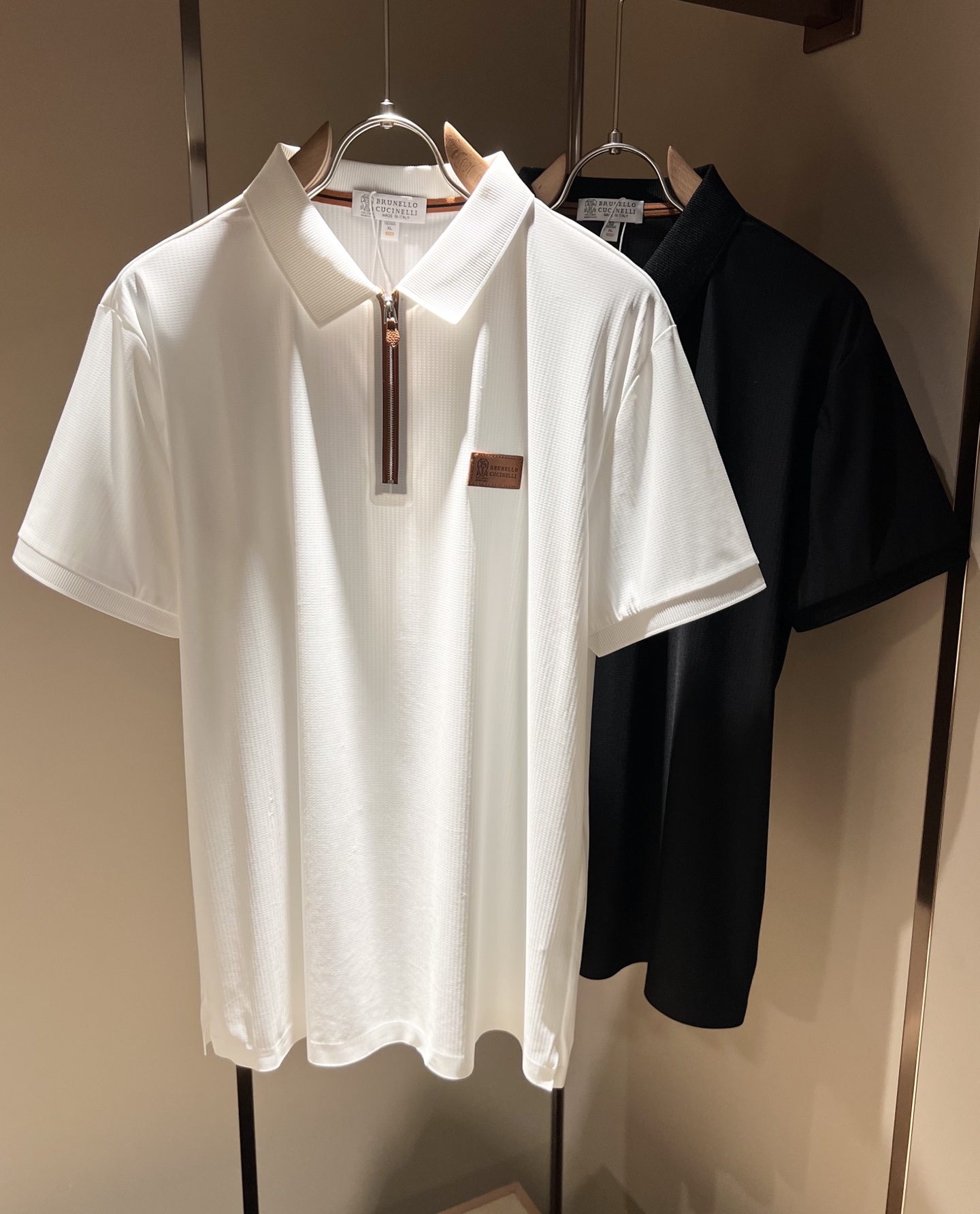 NO:144575,BC-Brunello Cucineli 2025 spring and summer new men's short-sleeved Polo shirt, a fashionable and versatile item that many celebrities love to wear!  The LOGO leather on the chest is super beautiful. Friends who like classic and simple must not miss this one!  The calm and atmospheric brand style has always been favored by the upper class! It is also the best choice for fashionable items!  The upper body is so handsome, highly recommended!  !  !  In addition to its brand added value, the biggest attraction of this short sleeve is that this short sleeve has a high cost-effectiveness in terms of color and material!  Customized original exclusive mesh cotton material design!  Environmentally friendly washing, customized fabrics, pre-shrinkage treatment to ensure a crisp style. The combed cotton fabric feels super soft and smooth and sweat-absorbing!  The wash water does not deform, the feel is comfortable and smooth, the upper body is soft and comfortable, the classic fashionable lapel design is simple and not complicated, and it is very pleasing to the eye!  Code number M-3XL, brunello cucinelli, T-shirt, alexander wang19860909BC-Brunello Cucineli 2025春夏新款男士短袖Polo衫,众多明星都爱穿的时尚百搭单品！胸前LOGO皮革超级好看,喜欢经典简约的朋友,一定不能错过了这款！沉稳大气的品牌风格一直以来备受上层人士的青睐!也是时尚单品的不二之选！ 上身帅到爆了,强烈推荐！！！这件短袖最大的吸引力除了他本身的品牌附加值,更加肯定的是这款短袖无论在颜色搭配还是材质上都有很高的性价比！ 定制原版专属网眼棉材质设计！环保水洗,定制面料,预缩处理,确保版型的挺括,精梳棉面料手感超柔顺滑又吸汗！洗水不变形,手感舒适顺滑,上身柔和舒适,经典的时尚翻领设计,精简不繁,很是耐看！码数M-3XL,,brunello cucinelli,T-shirt,alexander wang,Men's clothing