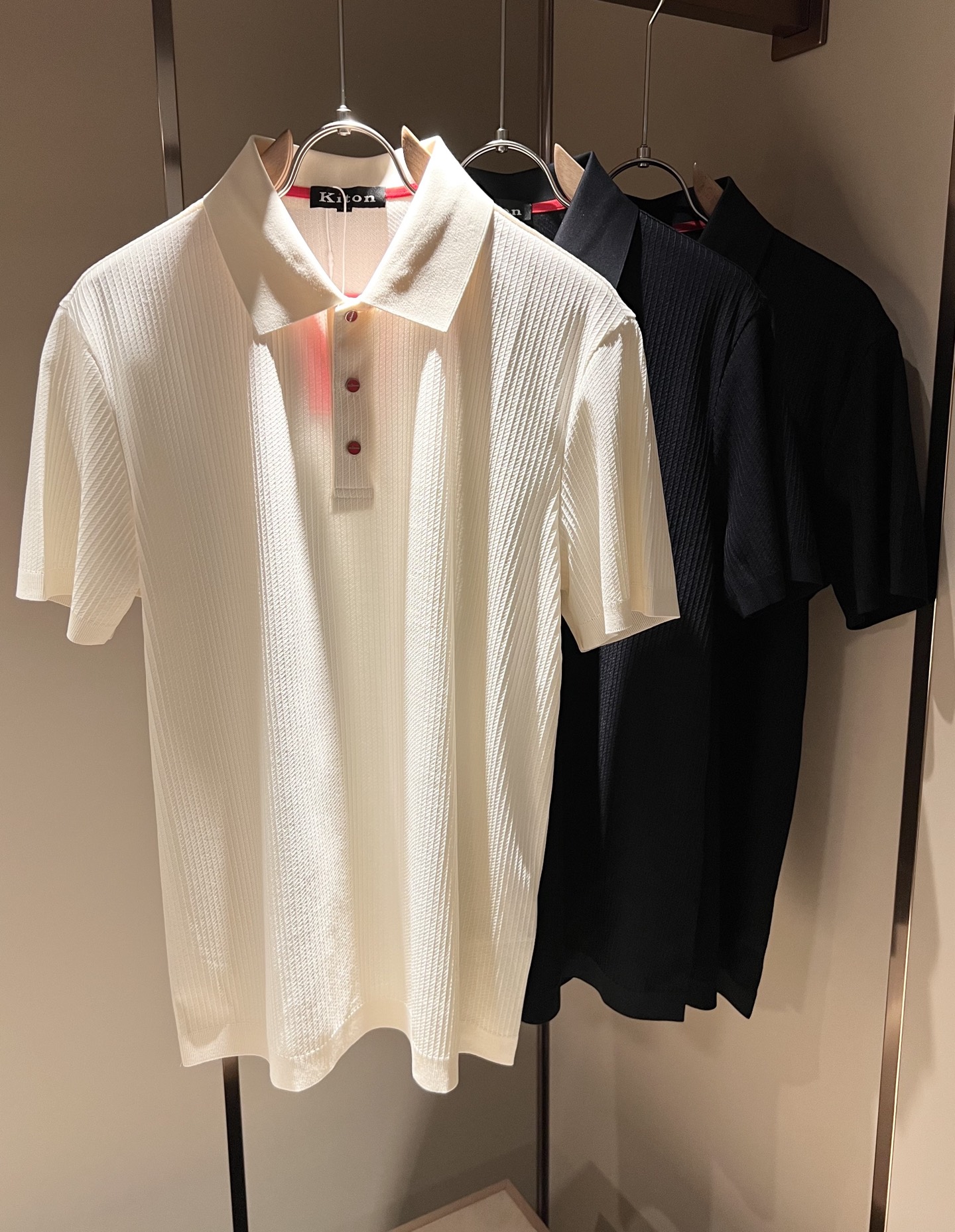 NO:144544,Kiton's new spring and summer Polo shirt, made of imported exclusive fabrics!  !  Simple LOGO logo hardware design!  Representing the brand image. Simple and comfortable styles, uniform and full lines, exquisite and delicate, high-end and luxurious on the upper body. Simple styles are more diverse in style. Stylish cut styles, simple plain small pointed neck men's short-sleeved polo, Polo shirt that every man should buy. Size M-3XL, T-shirt, alexander wang19860909Kiton 春夏新款Polo衫,采用进口专属面料！！简单LOGO标识五金设计！代表品牌形象 简洁舒适的款式,线条感粗细均匀饱满,精致细腻,上身高端又奢华.简约的款式穿搭起来更加的多样化.剪裁时尚版型,简约式素色小尖领男士短袖polo、每一个男士都应该入手的Polo衫.尺码M-3XL,,T-shirt,alexander wang,Men's clothing