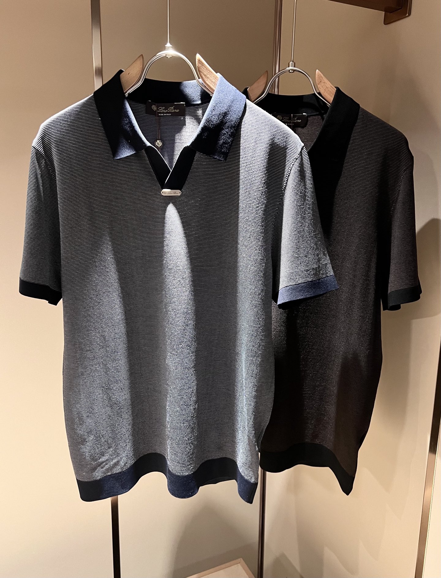 NO:144559,Loro Piana Nouyou Pianya The latest trade order for men in spring and summer 2025 Yilite knitted lapel short-sleeved T-shirt, full quality!  !  The upper body is comfortable and breathable, not stiff, and the overall body has a rich three-dimensional feeling, quality export orders, and chest hardware logo design!  Customized exclusive knitted Yilit fabric tailoring to meet the simple needs of commuters for dressing. The upper body is very effective, it looks slim and does not picky about the figure. The fabric workmanship is impeccable. Only good craftsmanship can make you feel good and tasteful. It is a must-have item for everyone!  Size M-3XL, loro piana, T-shirt,tees, t-shirt,alexander wang19860909Loro Piana诺悠翩雅 2025春夏男士最新的贸易订单伊力特针织翻领短袖T恤,全品相！！上身舒适透气,不僵硬,整体有着丰富的立体感,品质出口订单,胸前五金logo设计！定制专属针织伊力特面料剪裁,满足通勤人们对于着装的简约需求,上身效果很好,显瘦,不挑剔身材.面料做工....无可挑剔,好工艺好面料才能穿出好品味一款,人手必备单品！尺码M-3XL,,loro piana,T-shirt,tees，t-shirt,alexander wang,Men's clothing