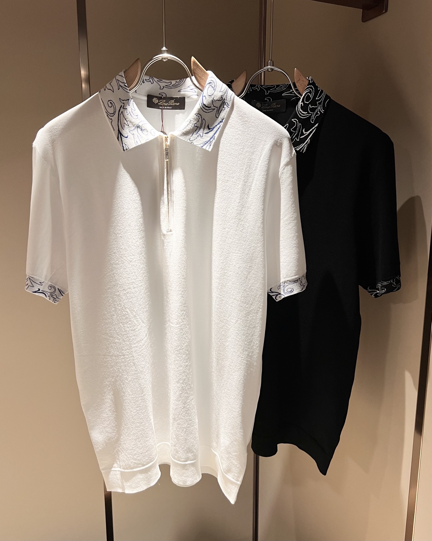 NO:144567,Loro Piana Nouyou Pianya The latest trade order for men in spring and summer 2025 Yilite knitted lapel short-sleeved T-shirt, full quality!  !  The upper body is comfortable and breathable, not stiff, and the overall three-dimensional feeling is rich. Quality export orders, customized exclusive knitted Yilite fabric tailoring to meet the simple needs of commuters for dressing. The upper body is very effective, it looks slim and does not picky about the figure. The fabric workmanship... Improper, only good craftsmanship can make you feel good and tasteful, a must-have item for everyone!  Size M-3XL, loro piana, T-shirt,tees, t-shirt,alexander wang19860909Loro Piana诺悠翩雅 2025春夏男士最新的贸易订单伊力特针织翻领短袖T恤,全品相！！上身舒适透气,不僵硬,整体有着丰富的立体感,品质出口订单,定制专属针织伊力特面料剪裁,满足通勤人们对于着装的简约需求,上身效果很好,显瘦,不挑剔身材.面料做工....无可挑剔,好工艺好面料才能穿出好品味一款,人手必备单品！尺码M-3XL,,loro piana,T-shirt,tees，t-shirt,alexander wang,Men's clothing