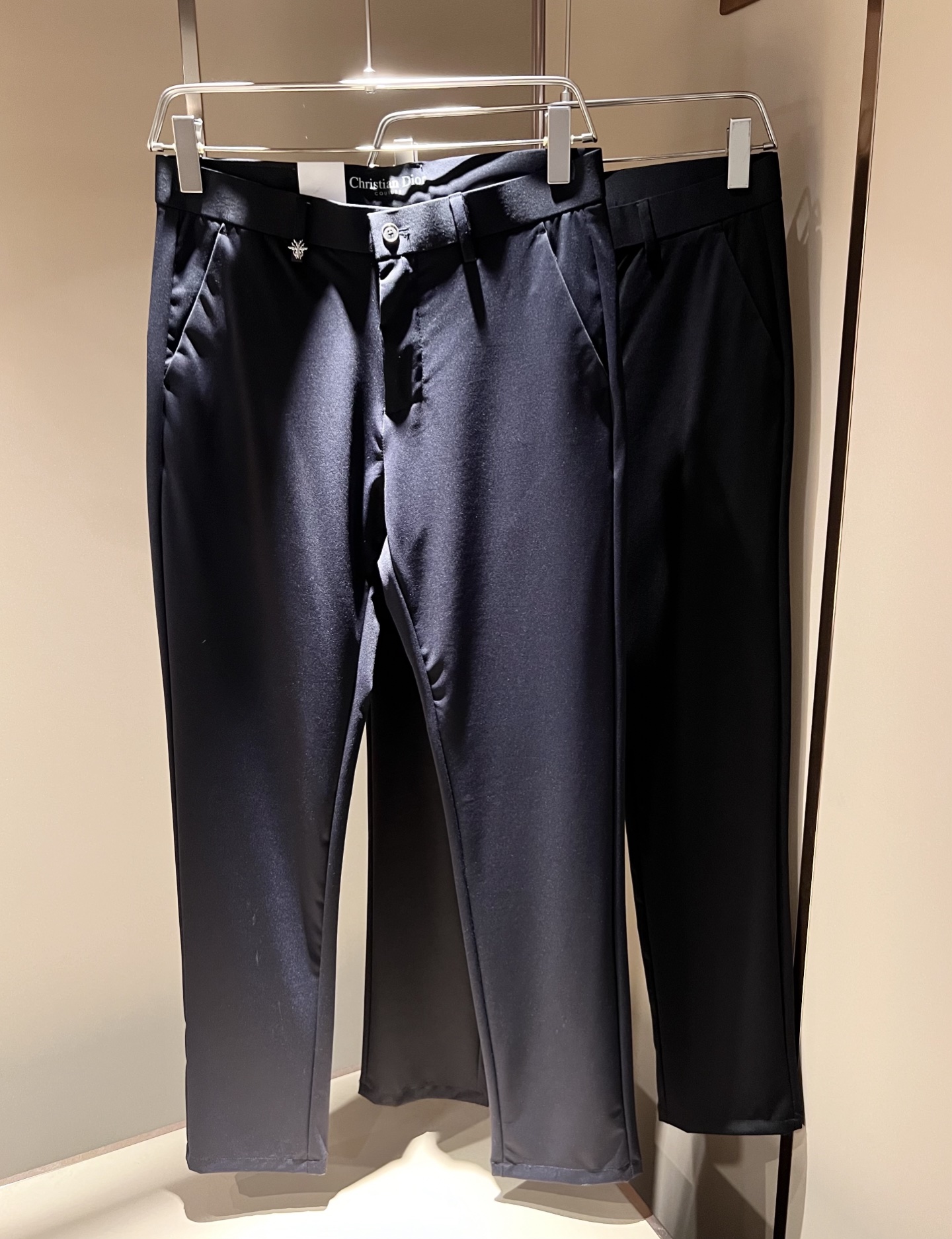 NO:144533,Dio*r Dijia 2025 spring and summer new men's casual pants, classic fashionable and versatile casual pants for men! Trading company channels are rare, and it is the leading official website for sale! An indispensable versatile product in the wardrobe, convenient and comfortable to wear and very easy to match with fashionable styles! This casual pants are carefully selected and supplied by customers with high-quality 95 pure cotton and 5 spandex blended material. It has excellent comfort and breathability. It feels skin-friendly and comfortable to wear. How high is the texture of the fabric? You will know immediately when you get the actual product. It can definitely be called an excellent product for unlimited repurchase! The back bag hardware logo logo is the most recognizable classic element of Dior's home. The custom YKK metal zipper is provided by the customer. The trousers are meticulous and smoothly lined inside the trousers, and the details are more exquisite. It shows excellent craftsmanship and is enough to allow quality controls to take away with them with their eyes closed! The basic regular straight-fitting style cut has no restrictions on body shape. The invincible versatile color combination easily challenges any top, perfectly combining business and casual style outfit! Size 30-40 37 39,,dior,dior,dior,alexander wang19860909Dio*r迪家 2025春夏新款男士休闲裤,男士经典时尚百搭休闲西裤!贸易公司渠道稀出,领先官网发售!衣橱里不可或缺的百搭臻品,穿着便捷舒适又非常极易搭配时尚造型!此款休闲西裤用心甄选客供优质95纯棉,5氨纶混纺材质而成,舒适性与透气性兼优,着穿触感亲肤舒适,面料的质感有多高级,实物到手你立刻便知,绝对可以称为无限回购的绝佳臻品！后袋五金logo标识,都是迪奥家最具辦识度的经典元素,门襟客供定制YKK金属拉链,裤身内里缜密平顺的走线,细节方面更为考究,极好的彰显了出色工艺,足以让品控们闭眼收走!基础常规的直筒版型裁剪,对于体型没有限制可言,无敌的百搭配色,轻松挑战任何上装,完美兼具商务与休闲风格穿搭!尺码30-40 37 39,,dior,dior,dior,alexander wang,Men's clothing