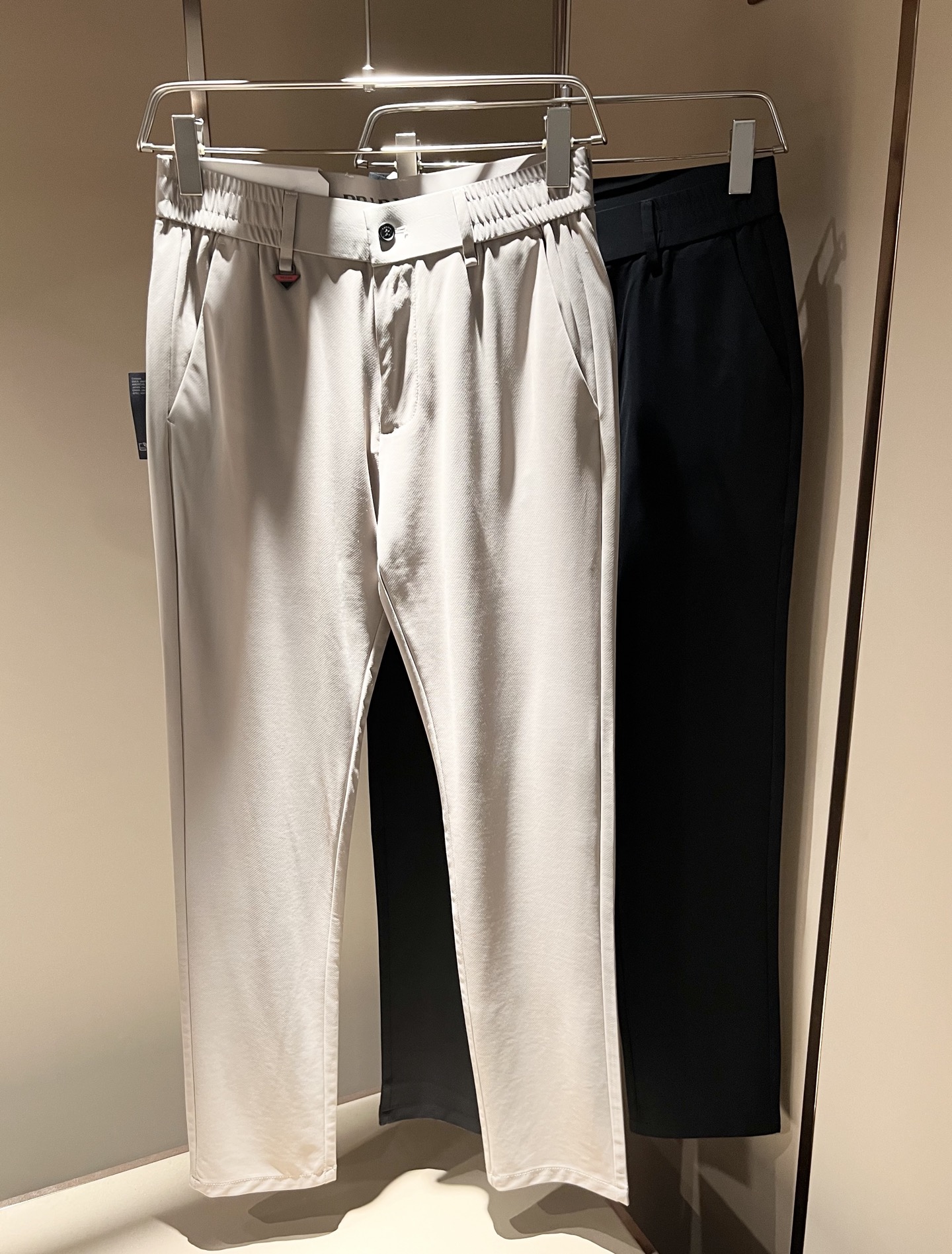 NO:144525,PRA*DA 2025 spring and summer new versatile trousers, classic business casual basic trousers for men!  Trading companies have sparse channels and are on sale on the leading official website!  A pair of pants with both design value and practical wearability are both online, taking into account the sense of fashion, and it is undoubtedly the best item for P this year!  The fabric is wrinkle-resistant and light and easy to handle, with a thin, silky and delicate feel, and has excellent breathable, moisture-absorbing and quick-drying performance. The upper body has its own cooling effect. It is definitely the best choice in a summer wardrobe. Getting the real thing will definitely give you the desire to buy back!  The basic suit pants style and the right cutting process are excellent inclusive for the body. They can well modify the leg shape and visually make your legs look longer and straighter, adding a lot to your appearance and aura!  Customized YKK metal zippers, customized original logo hardware accessories for customization!  The iconic classic marking hardware badge patches on the back are self-evident, and the recognition and luxury are self-evident, and the sense of identity is low-key!  A summer pants with its own 