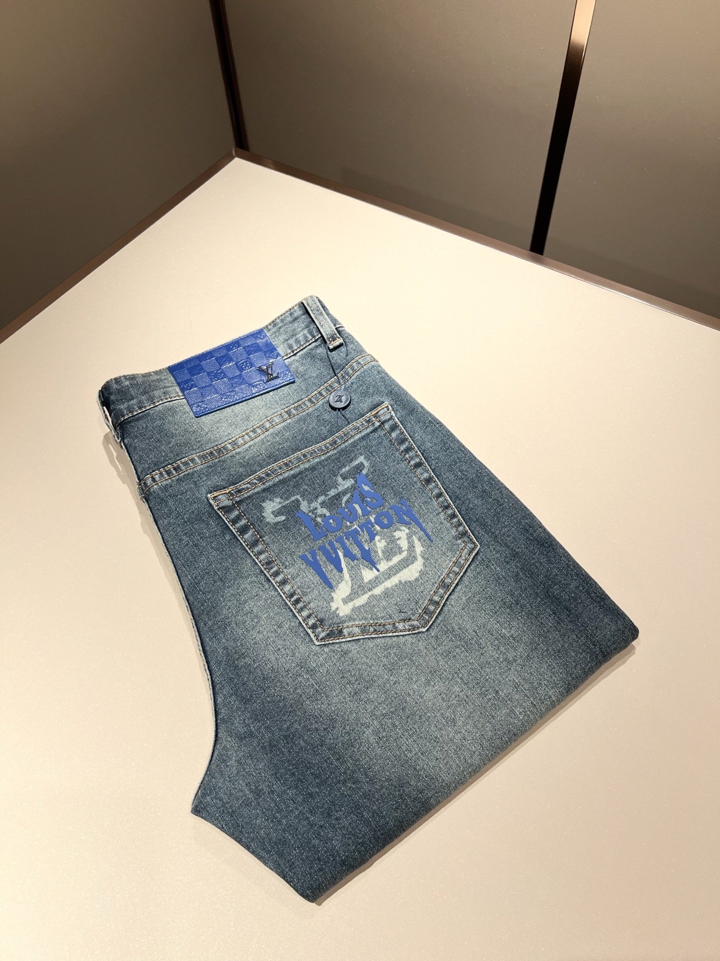 NO:144517,Louis Vuitto*Louis*Deng 2025 Spring and Summer New Men's Classic Washed Small Straight Jeans. Excellent upper body performance, a versatile choice, and a great value-for-money sharing!  !  As a classic combination of simple elements for boys, the design logo waist brand pattern decoration!  The classic jeans series of Louis on the road is a legendary item in the industry and a lasting item. Many men with senior economic strength are guests of the Louis family. Countless bigwigs have performed this sentence. This is even circulated in the fashion circle. It is made of top denim jeans. After high-end washing process, it is of great grade and luxury. Nameplate waist brand hardware logo auxiliary material design!  The fabric is excellent and comfortable on the upper body, giving people a full of trendy and fashionable atmosphere, interpreting luxury and trend to the extreme. The classic, exquisite and precise straight-tube cutting design, and the thickness can be even better across all seasons!  Size 29-40, louis vuitton,louis vuitton,alexander wang19860909Louis Vuitto*路易*登2025春夏新款男士经典水洗小直筒牛仔长裤.绝佳的上身性能,百搭之选,超值性价比分享！！作为男生简约元素经典搭配,设计logo腰牌图案修饰！路遇路易经典仔裤系列,这个一直是业内的传奇单品,也是经久不衰的单品,很多具有资深经济实力的男人都是路易家族的座上客,无数的大佬都曾演绎过,时尚圈更是流传这么一句话,顶级丹宁牛仔面料打造而成,经高端水洗工艺处理后,极具档次与奢华感.铭牌腰牌五金logo辅料设计！面料极好上身舒适,给人满满的潮流时髦气息,将奢华与潮流感演绎到了极致,经典精湛精准的直筒版型裁剪设计,厚度更是能横跨四季必入好款！ 尺码29-40,,louis vuitton,louis vuitton,alexander wang,Men's clothing