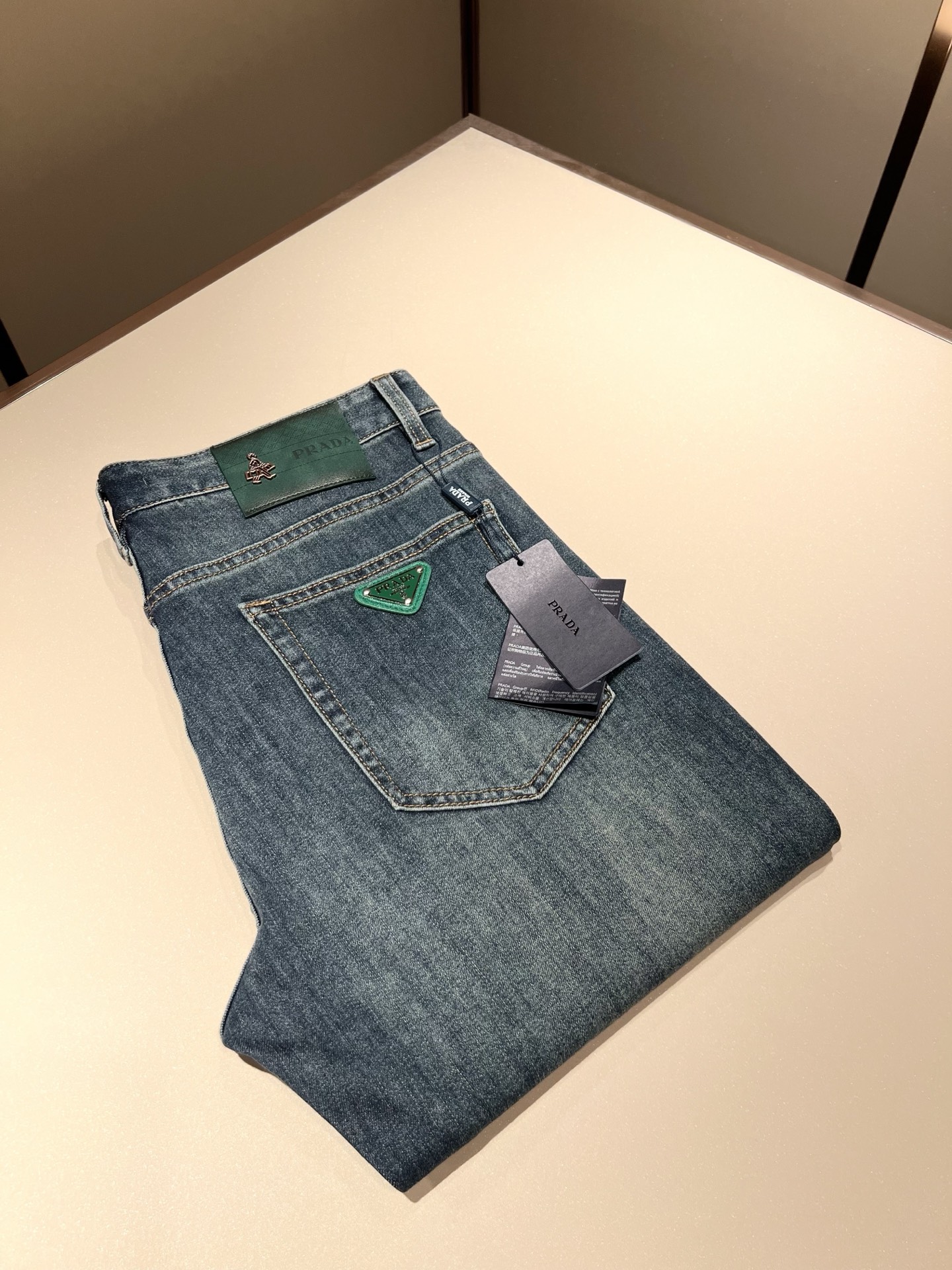 NO:144511,PRA*DA Prada 2025 Spring and Summer New Products are on sale!  Denim is high-end, versatile and pragmatic, and not sensational!  Limited editions in Hong Kong, Macao and Taiwan!  !  Three-dimensional cut cotton material!  The Taiwan foreign trade company undertakes the exquisite and delicate materials, which seems to be Prada's patented high-quality custom-made original hardware logo design!  Not only in the material, color and style, the life philosophy behind the design just fits the dual mentality of modern people's pursuit of personal practicality and fashion aesthetics, and achieves a perfect balance between function and aesthetics. It is not only the display of fashion trends, but also the ultimate of modern aesthetics. P's vision does not limit the indispensable components of the core value of fashion brands, another alternative to mature styles and sizes 29-40, prada, prada, alexander wang19860909PRA*DA 普拉达 2025春夏新品发售！牛仔高级百搭实用主义不哗众取宠！港澳台地区限定款！！立体裁剪纯棉材质！台湾外贸公司承接、材质精致细腻似乎是普拉达专利品质上乘 定制原版五金logo设计！不仅在材料、颜色与款式工夫,设计背后的生活哲学正巧契合现代人追求切身实用与流行美观的双重心态,在机能与美学之间取得完美平衡,不但是时尚潮流的展现,更是现代美学的极致.P的视野并没有局限时尚品牌核心价值中不可或缺的组成部分、的另一种选择替代风格成熟、尺码29-40,,prada,prada,alexander wang,Men's clothing