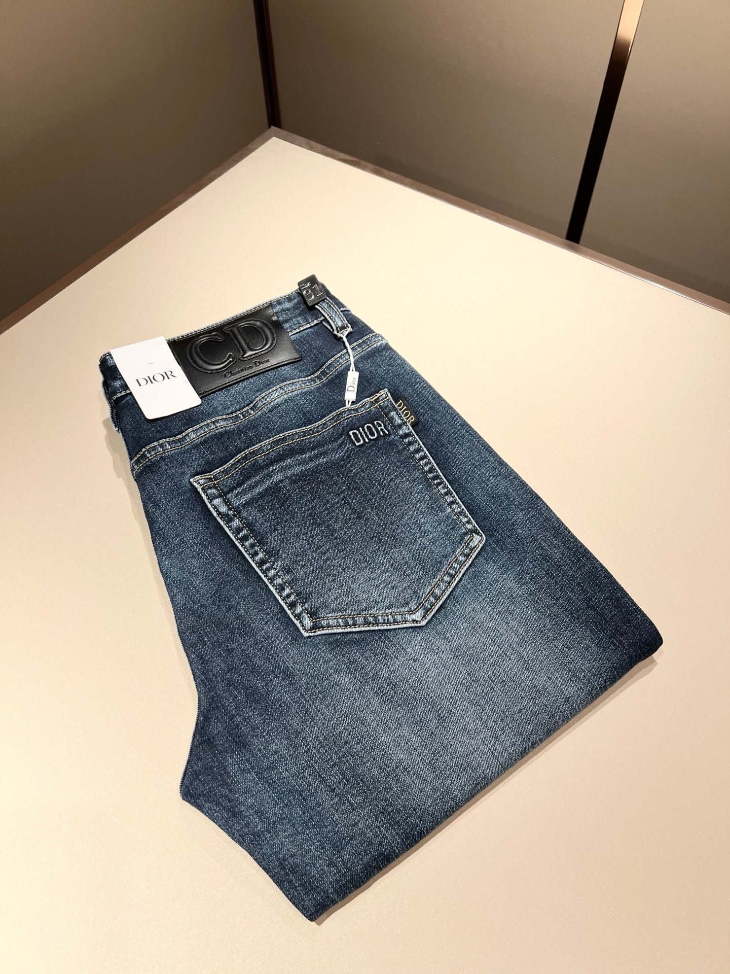 NO:144500,Dio*r Dijia 2025 spring and summer men's washing small straight jeans!  Trading company channel is awesome, excellent quality, versatile versatile pants king in the fashion circle, European and American street photography mid-to-high frequency dressing demonstration, pocket design logo hardware design!  Original leather logo waist brand modification!  And it is a must-have item for luxury brands every season!  Very pure and minimalist design tone!  Adhering to the D family's consistent fashion proposition, it is quite eye-catching, and it demonstrates its ingenious craftsmanship and strongly posits its brand identity!  Customized Italian tannin fabrics are invincible in texture and have a charm, perfect style and tailoring, and excellent slimming effect. They can sweep the wardrobe and match any top set. They are widely compatible and casual, with full upper body shapes and invincible fashionable and versatile!  Size 29 -40,dior,dior,dior,jeans,alexander wang19860909Dio*r 迪家 2025春夏男士水洗小直筒牛仔裤！贸易公司渠道牛货,品相超赞,时尚圈万能的百搭裤王,欧美街拍中高频穿搭示范,口袋设计logo五金设计！原版皮革logo腰牌修饰！且是奢侈品牌每季必出的单品！非常纯粹极简的设计基调！秉承了D家一贯的时尚主张,颇具看点,即彰显了匠心工艺又有力的标榜了品牌身份！客供意大利定制丹宁面料,质感无敌赞,颇具韵味,版型剪裁完美,提臀修身显瘦效果极佳,可横扫衣橱任何的上装搭配,兼容性广泛,休闲兼备,上身型款十足,无敌的时髦百搭神品！尺码29 -40,,dior,dior,dior,jeans,alexander wang,Men's clothing