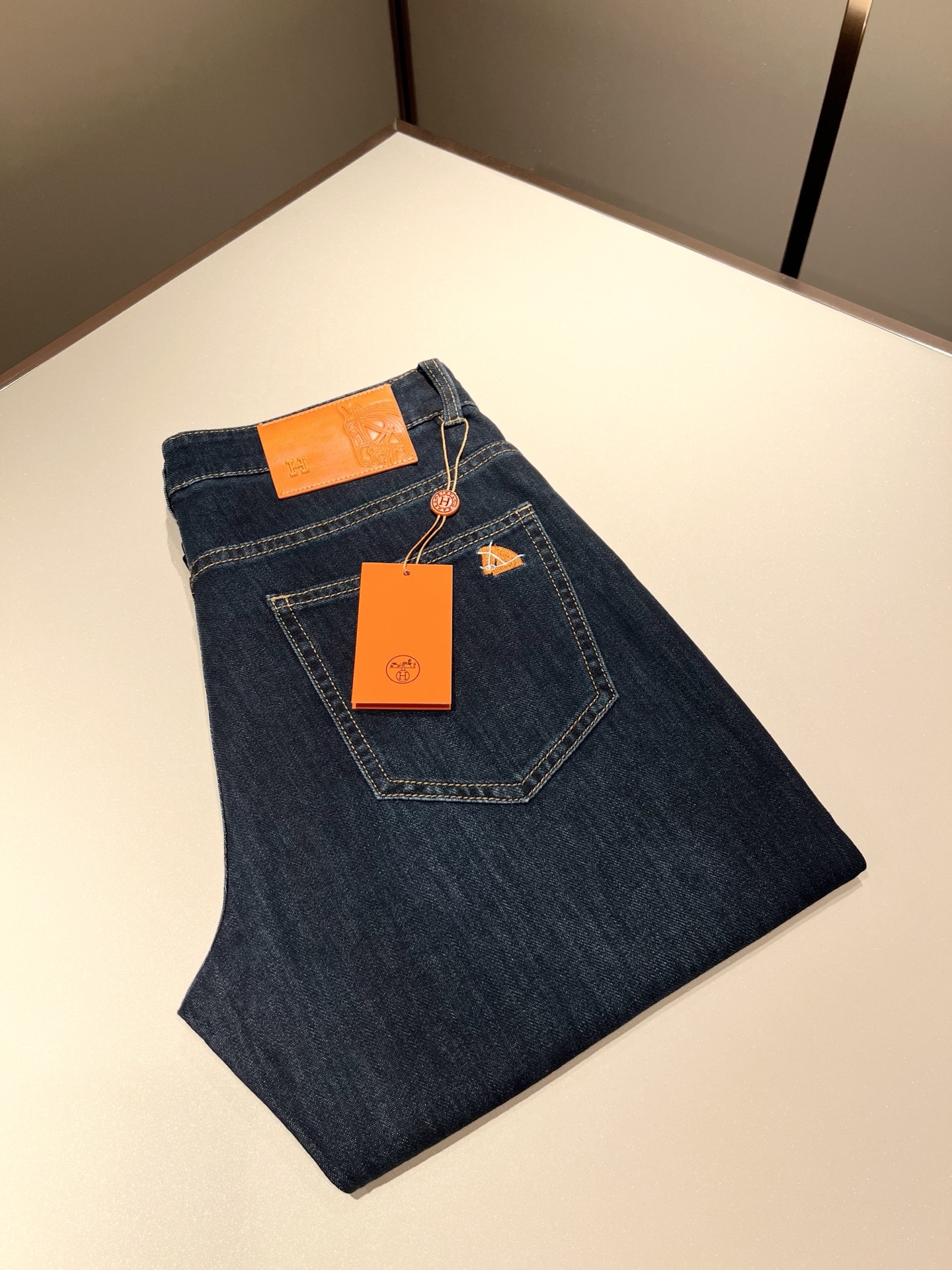 NO:152453,HERM*S AXS 2025 Early Spring Men's High-end Tanning Washed Small Straight Jeans Overseas Trading Company Channel Order!  Men's slim straight jeans!  Shanghai Henglong store is on sale!  It is high-end, simple, and has exquisite craftsmanship and materials. It is very rigorous and demanding in pursuit of quality. It uses every detail to prove its brand image!  The typical essence of H's home, with a very representative logo design!  The brand image of H's home is perfectly explained, and the signature leather brand is also quite amazing. It has built a brand LOGO, and the fabric has been perfectly transformed and sublimated. It has a heavy environmentally friendly plant enzyme washing process. The texture has a unique retro style and is quite outstanding. It is recognized as a universal and versatile color number and can withstand the test of any season.  Well-tailed, clean, refreshing and neat!  Size 29-40, hermes, jeans, alexander wang19860909HERM*S爱*仕 2025早春男士高端丹宁水洗小直筒牛仔裤 海外贸易公司渠道订单 ！男士修身直筒牛仔裤！上海恒隆店在售！高级、简约,工艺和用料方面都颇为考究,对于品质的追求非常严谨和苛刻,用每一个细节来力证自身品牌形象！H家的典型精髓,极具代表性标志logo腰牌设计！将H家的品牌形象完美阐释出来,招牌式的皮牌亦颇为惊艳,构建出品牌LOGO,面料得到完美蜕变和升华,重磅环保植物酵素水洗工艺,肌理有着独特的复古风格,相当出彩,公认的万能百搭色号,经得住任何季节的考验配色！剪裁精良,干净清爽且利落！尺码29-40,,hermes,jeans,alexander wang,Men's clothing