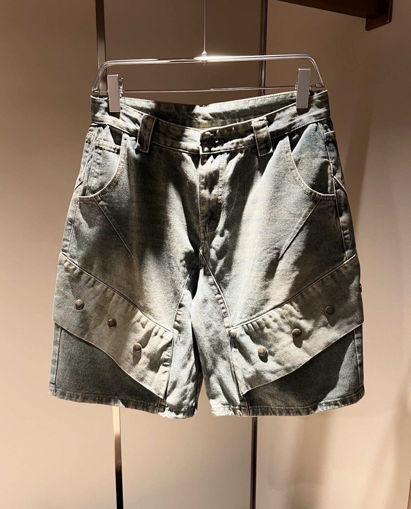 NO:152474,BALENCIA*Paris*Home 2025 Spring and Summer New Casual Denim Shorts, Balenciaga Pants Legs Hardware Letter Logo Design!  New styles in stock YB1w  can be purchased for the same style for men and women. The texture and details are in place, daily casual, practical, fashionable, stylish, high-end and stylish, and the tone is very suitable for both men and women. Must-have models for people. Number of sizes: M-3XL,,balenciaga,balenciaga, shorts,alexander wang19860909BALENCIA*巴黎*家 2025春夏新款休闲牛仔短裤,巴黎世家 裤腿五金字母logo图案设计！新款现货 YB1w 购入 可男女同款 质感细节均到位,日常休闲 实穿 时髦潇洒的好高级有品 的调调 男女都非常合适 人手必备款 . 码数:M-3XL,,balenciaga,balenciaga,shorts,alexander wang,Men's clothing