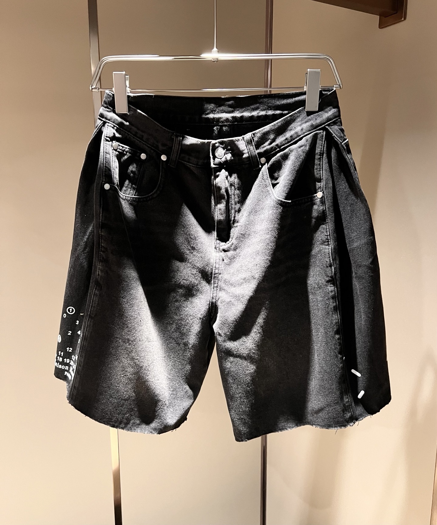 NO:152462,Maison Margiel 2025 spring and summer new casual denim shorts for men and women, and the counter is available at the same time!  Customized exclusive wash water pure cotton fabric, trouser leg printed logo design!  Simple and generous, calm and versatile, extremely high-end, perfectly integrated with fashion and style, a top fashionable style that perfectly suits the outside wear!  The overall feeling is natural!  Extremely classic versatile casual pants, customized original cotton fabric!  The ultimate perfection of heavy industry!  Fans who pursue high quality are please buy them by themselves, and all fans who know the goods are invited to appreciate this model together!  !  Size M-3XL, Masion Margiela, shorts, alexander wang19860909马吉拉 maison margiel 2025春夏新款男女同款休闲牛仔短裤,专柜同步发售！定制专属洗水纯棉面料,裤腿印花logo设计！简约大方,从容百搭,档次极高,完美融入时尚还有风情感一款完美符合外穿的顶尖时髦气质款！整体给人浑然天成的感觉！极致经典的百搭型休闲裤,定制原版纯棉面料！极致的重工极致的完美！追求高品质的粉丝们请自行抢购,诚邀所有识货的粉丝一同鉴赏此款！！尺码M-3XL,,masion margiela,shorts,alexander wang,Men's clothing