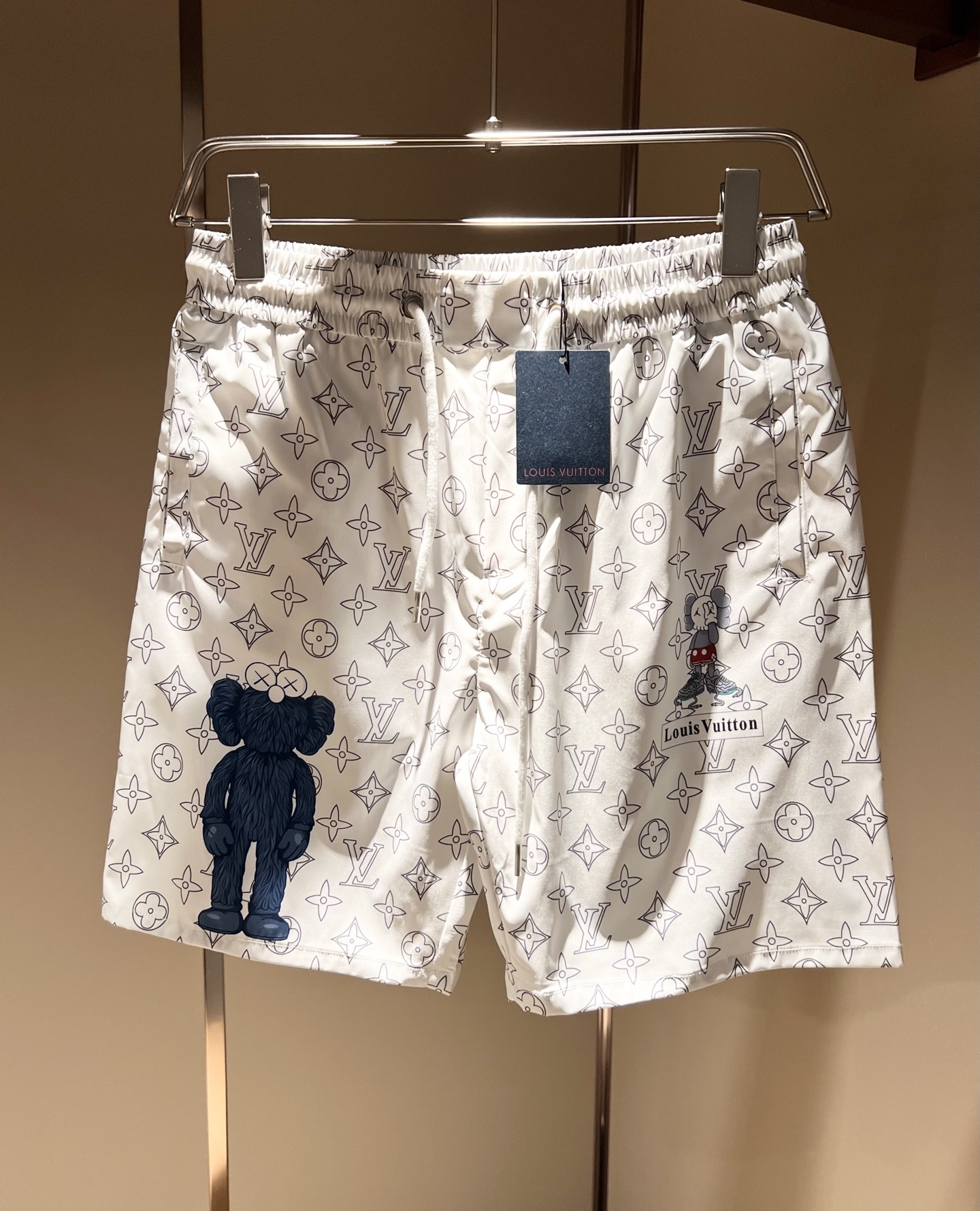 NO:152470,Louis Vuit*on Louis*den 2025 Spring and Summer Men and Women's Logo Casual Shorts, 2025 New Men and Women's Casual Shorts are launched, and it is another masterpiece that makes people shine!  Theme concept of the road * Vuitton, panoramic logo pattern printing decoration!  You can immediately feel its uniqueness when worn on the body, with a strong brand style and a relaxed look that will make you the highlight of the public!  Just because I was planted at a glance, I had to use materials, handicrafts, design and other production processes to the extreme, and imported polyester fiber fabrics!  The texture of this model is quite touching, the specifications and grades are known at the tentacles. The delicateness and breathability are top-notch. It instantly kills all versions in the industry. The versatile and elegant style is popular all over the world as soon as it was released. Hollywood big names and celebrities and internet celebrities are all taking the lead in buying it. I recommend it by myself. I must buy a shorts for men and women this summer!  Size M-4XL, louis vuitton,louis vuitton,shorts,alexander wang19860909Louis Vuit*on路易*登 2025春夏男女同款logo休闲短裤,2025新款男女同款休闲短裤上线了,又是一件让人眼前一亮的佳作！主题概念的路*威登,全景logo图案印花修饰！穿上身马上就能感受到它的与众不同,品牌风格浓烈,轻松的能让你变成大众亮点！只因为一眼就被种草,喜欢就要任性用料、手工、 设计等各方面的制作工序都是做到了极致,百分百进口聚酯纤维的面料！此款的质感相当感人 触手便知规格档次 细腻程度与透气效果堪称顶级 秒杀业内一切版本的存在.百搭的气质款,一发布就火爆全球,好莱坞大咖 明星大V网红都纷纷抢先入手,自留墙裂推荐,今年夏天必入的一款短裤男女同款！ 尺码M-4XL,,louis vuitton,louis vuitton,shorts,alexander wang,Men's clothing