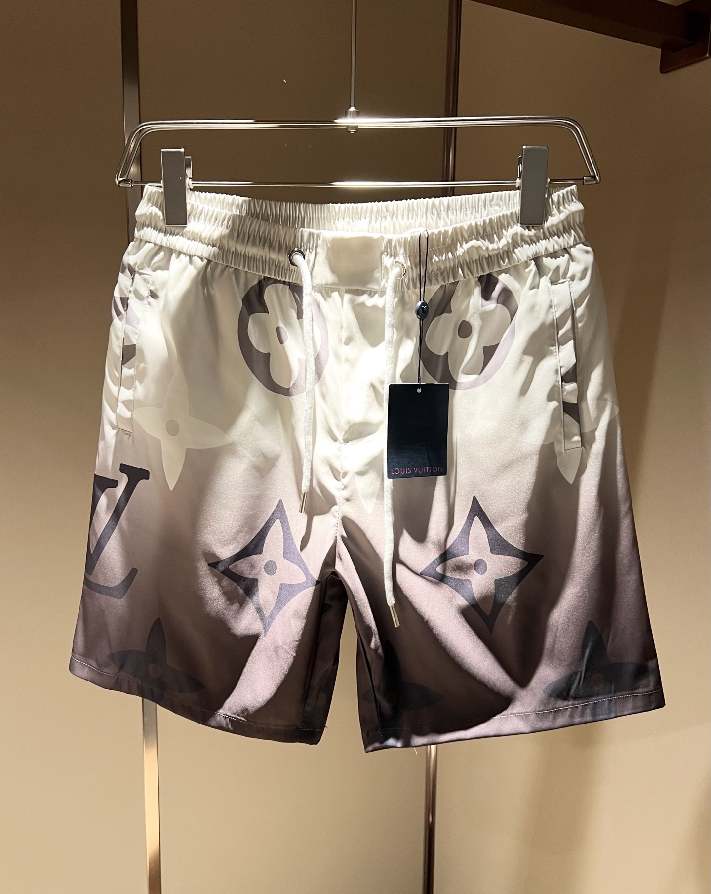 NO:152478,Louis Vuit*on Louis*den 2025 Spring and Summer Men and Women's Logo Casual Shorts, 2025 New Men and Women's Casual Shorts are launched, and it is another masterpiece that makes people shine!  Theme concept of the road * Vuitton, panoramic logo pattern printing decoration!  You can immediately feel its uniqueness when worn on the body, with a strong brand style and a relaxed look that will make you the highlight of the public!  Just because I was planted at a glance, I had to use materials, handicrafts, design and other production processes to the extreme, and imported polyester fiber fabrics!  The texture of this model is quite touching, the specifications and grades are known at the tentacles. The delicateness and breathability are top-notch. It instantly kills all versions in the industry. The versatile and elegant style is popular all over the world as soon as it was released. Hollywood big names and celebrities and internet celebrities are all taking the lead in buying it. I recommend it by myself. I must buy a shorts for men and women this summer!  Size M-4XL, louis vuitton,louis vuitton,shorts,alexander wang19860909Louis Vuit*on路易*登 2025春夏男女同款logo休闲短裤,2025新款男女同款休闲短裤上线了,又是一件让人眼前一亮的佳作！主题概念的路*威登,全景logo图案印花修饰！穿上身马上就能感受到它的与众不同,品牌风格浓烈,轻松的能让你变成大众亮点！只因为一眼就被种草,喜欢就要任性用料、手工、 设计等各方面的制作工序都是做到了极致,百分百进口聚酯纤维的面料！此款的质感相当感人 触手便知规格档次 细腻程度与透气效果堪称顶级 秒杀业内一切版本的存在.百搭的气质款,一发布就火爆全球,好莱坞大咖 明星大V网红都纷纷抢先入手,自留墙裂推荐,今年夏天必入的一款短裤男女同款！ 尺码M-4XL,,louis vuitton,louis vuitton,shorts,alexander wang,Men's clothing