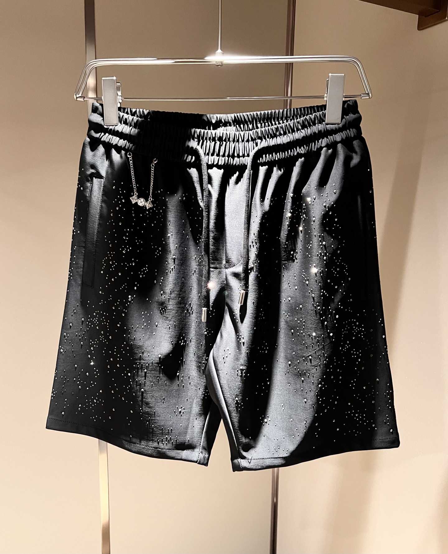 NO:155193,Louis Vuit*on Louis*den Spring and summer logo casual shorts for men and women, new casual shorts for men and women are launched, and it is another masterpiece for people to watch!  Theme concept of the road * Vuitton, panoramic logo pattern ironing decoration!  You can immediately feel its uniqueness when worn on the body, with a strong brand style and a relaxed look that will make you the highlight of the public!  Just because I was planted at a glance, I had to use materials, handicrafts, design and other production processes to the extreme, and imported elastic spandex fabrics!  Full cotton!  The texture of this model is quite touching, the specifications and grades are known at the tentacles. The delicateness and breathability are top-notch. It instantly kills all versions in the industry. The versatile and elegant style is popular all over the world as soon as it was released. Hollywood big names and celebrities and internet celebrities are all taking the lead in buying it. I recommend it by myself. I must buy a shorts for men and women this summer!  Size M-3XL, louis vuitton,louis vuitton,shorts,alexander wang19860909Louis Vuit*on路易*登 春夏男女同款logo休闲短裤,新款男女同款休闲短裤上线了,又是一件让人眼前一亮的佳作！主题概念的路*威登,全景logo图案烫钻修饰！穿上身马上就能感受到它的与众不同,品牌风格浓烈,轻松的能让你变成大众亮点！只因为一眼就被种草,喜欢就要任性用料、手工、 设计等各方面的制作工序都是做到了极致,百分百进口弹力氨纶面料！棉质饱满！此款的质感相当感人 触手便知规格档次 细腻程度与透气效果堪称顶级 秒杀业内一切版本的存在.百搭的气质款,一发布就火爆全球,好莱坞大咖 明星大V网红都纷纷抢先入手,自留墙裂推荐,今年夏天必入的一款短裤男女同款！ 尺码M-3XL,,louis vuitton,louis vuitton,shorts,alexander wang,Men's clothing