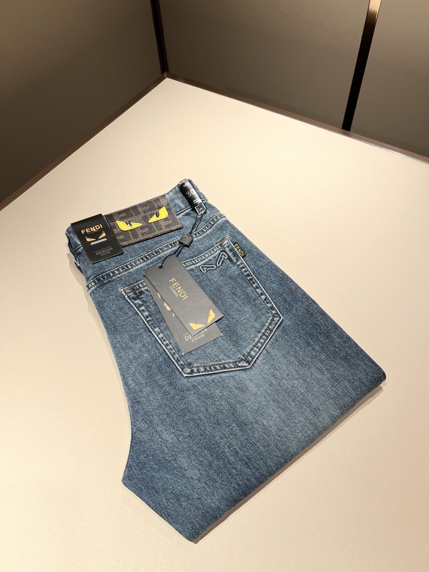 NO:152446,FEN*I FEN*Di Spring and Summer New FD Home Casual Jeans!  Original Italian orders, popular FD family items, high-quality products with full representation and full of specifications, high-quality products that all FD fans are worth buying!  Pure Yidian channel orders, high-end and popular products from the FD family, very popular items at the moment, FD's iconic hardware and leather logo waist brand design!  !  Trendy and beautiful, full of trendy atmosphere, extremely high grade and specifications, giving people a strong visual impact, with extremely high recognition, top-grade denim fabric, created, soft, delicate and comfortable, and the quality is quite high-end and classy!  Perfectly interprets the charm of the brand and leaves a deep impression. It is more fashionable and charming, simple, generous and fashionable, and has no pressure on the outfit!  Size 29-40, fendi,dior,jeans,alexander wang19860909FEN*I 芬*迪2025春夏新款FD家休闲牛仔裤！意大利原厂订单,FD家族人气单品,代表性十足,规格感十足的精品,所有FD粉丝都值得抢购的精品！纯正意代渠道订单,FD家族的高奢人气爆款产物,当下十分火爆的单品,FD标志性五金皮革logo腰牌设计！！新潮又好看,潮流气息感十足,档次规格感极高,给人的视觉冲击感相当强烈,有着极高的辨识度,顶级丹宁面料,打造,触感柔软细腻舒适,品相相当高级有档次！完美诠释品牌魅力,给人留下深刻印象.更具时尚与韵味,简约大方时尚,对于穿搭更是毫无压力！尺码29-40,,fendi,dior,jeans,alexander wang,Men's clothing