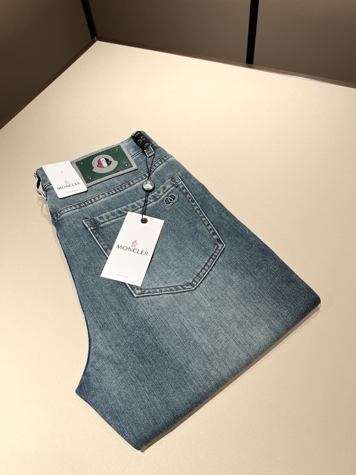 NO:152548,MONC Meng*kou's new spring and summer jeans are available in trading companies and are released on the official website at the same time!  M Scarce Channel Order Products, Quality Control Close Your Eyes to Accept It’s No Regret!  Customized original logo badge design!  This denim trousers are made of imported pure cotton fabrics!  The top denim fabric is carefully crafted, the ingredients are very basic but super perfect. The surface twill feels clear and natural, and the feel is really tough. The actual product will definitely make you convinced and stand the test of random counters!  The style is also very outstanding, and it is a super slim style. If you can meet it, please quickly accept it, which will save you a lot of effort in matching!  Size 29-40, jeans,alexander wang19860909MONC蒙*口2025春夏新款牛仔裤,贸易公司渠道稀出,同步官网发售！M稀缺渠道订单臻品,品质控闭眼收走的不后悔款！定制原版logo徽章设计！本款牛仔长裤选用客供进口纯棉面料！顶级牛仔面料精心制作,成份组合很基础却又是超完美,表面斜纹肌里感清晰自然,手感瓷实有韧性,实物到手绝对让你为之诚服,经得起随意柜台支验！版型方面也非常出色,属于超显瘦的版型,能碰到的就赶紧收下,会让你在搭配方面省下不少力！尺码29-40,,jeans,alexander wang,Men's clothing