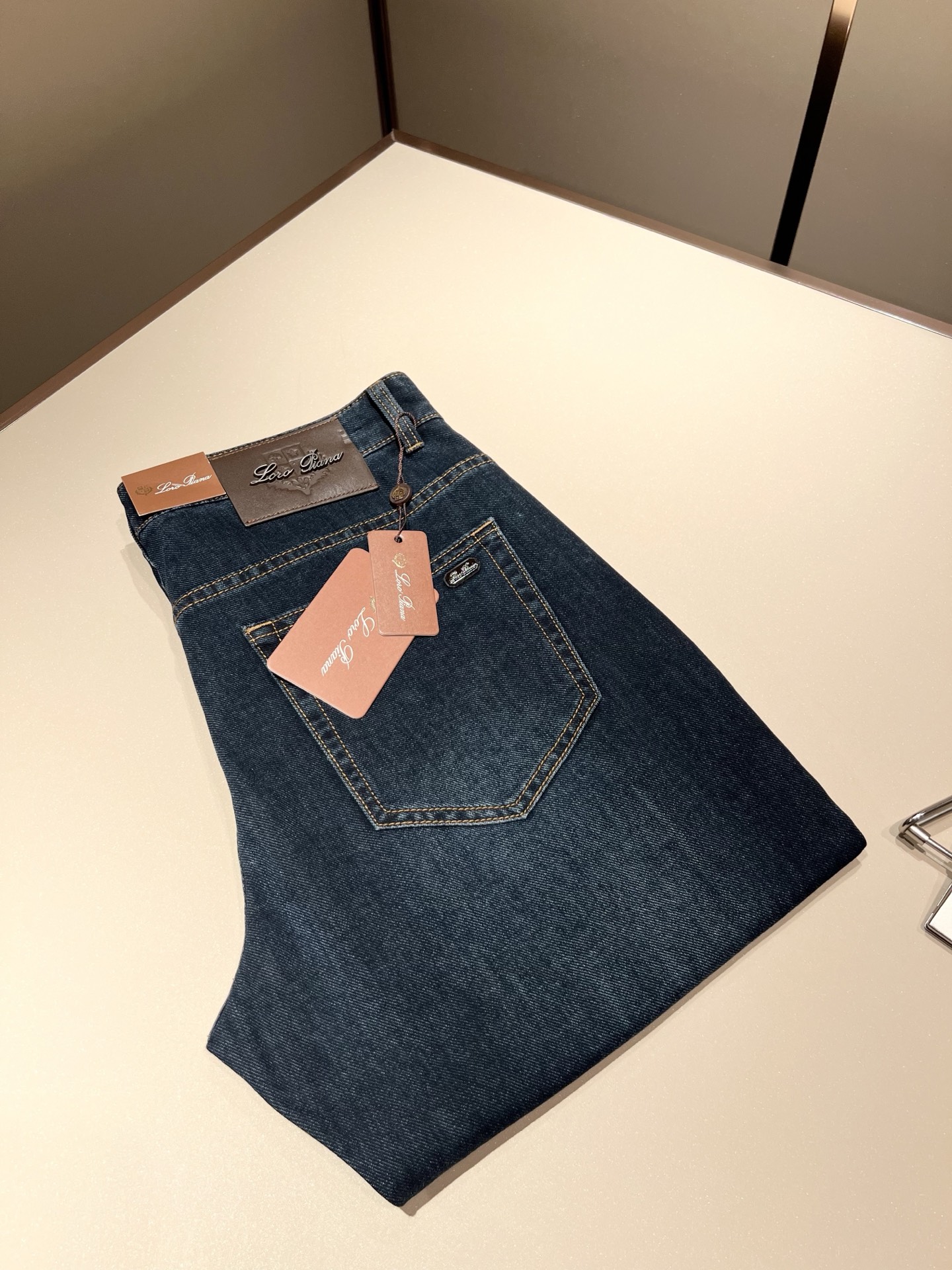 NO:149355,Loro Piana Nouyou Pianya 2025 spring and summer new men's fashion high-end casual pants, Hong Kong foreign business channel products, original Japanese products, pure blood quality, perfectly continues the essence and genes of LP home. From the main fabric to the detailed craftsmanship, all show the ingenuity of quality, use multiple brand elements to interpret, and choose precious cowhide material to build a logo waist brand leather design!  Identity manifestation that belongs to the soul!  Customer-supplied high-end imported pure cotton fabrics, very high-end and fashionable detailed craftsmanship, red ear cloth is completed by a specific antique loom. This element represents the identity and rank of jeans, which is very worthy of careful appreciation!  In terms of matching, it is invincible and explains the versatility in place, with ingenious details and exquisite accessories. The auxiliary materials are all provided by foreign merchants. They are tailored and slim, and the upper body is lifted with an excellent effect. They are a styling item that is hard to come by!  Size 29-40, loro piana, loro piana, jeans, cowhide, alexander wang19860909Loro Piana诺悠翩雅 2025春夏新品男士时装款高端休闲裤,香港洋行渠道货,日本原厂出品,纯血统品质,完美延续了LP家的精髓与基因,从主体面料到细节工艺,无不彰显出品质的匠心所在,运用多个品牌元素标识来诠释,选取矜贵的牛皮材质构建logo腰牌皮革设计！属于灵魂式的身份彰显！客供高级进口的纯棉面料,非常高级且时髦的细节工艺,赤耳布是由特定古董织布机完成,此元素代表着牛仔裤的身份及段位,非常值得细品悦人！在搭配上所向无敌,把百搭阐释到位,细节匠心考究,辅料皆为外商客供,剪裁合体修身,上身提臀效果绝佳,可遇而不可求的造型单品！尺码29-40,,loro piana,loro piana,jeans,cowhide,alexander wang,Men's clothing