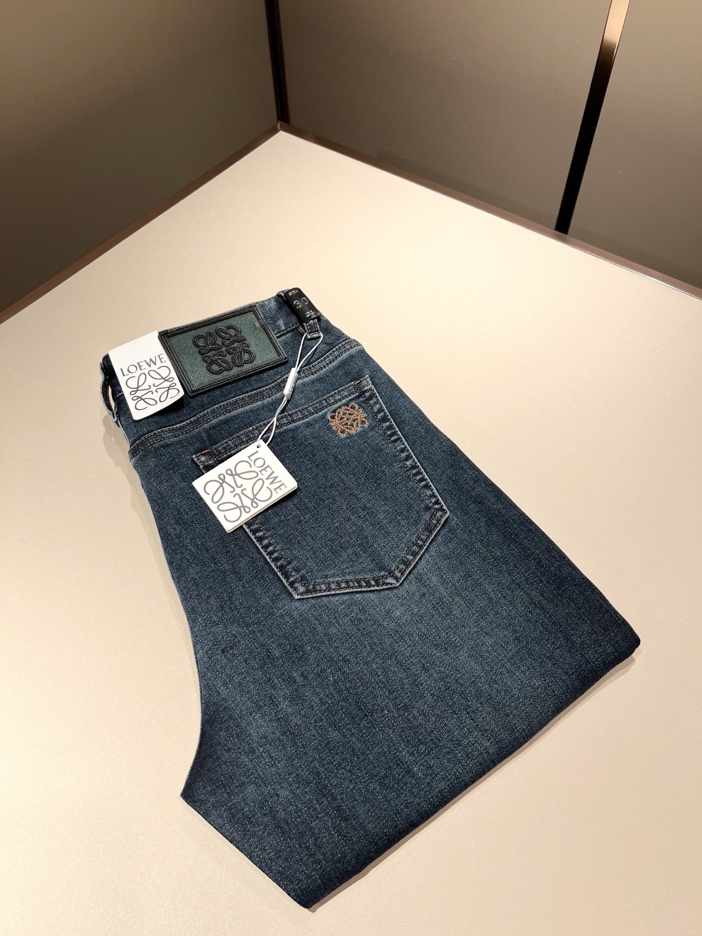 NO:149371,LO*WE/Luo*We 2025 spring and summer new men's fashion high-end casual pants, Hong Kong foreign business channel products, original Japanese products, pure blood quality, perfectly continues the essence and genes of LOE*'s home. From the main fabric to the detailed craftsmanship, all show the ingenuity of quality, use multiple brand elements to interpret, and choose precious cowhide material to build a logo waist brand leather design!  Identity manifestation that belongs to the soul!  Customer-supplied high-end imported pure cotton fabrics, very high-end and fashionable detailed craftsmanship, red ear cloth is completed by a specific antique loom. This element represents the identity and rank of jeans, which is very worthy of careful appreciation!  In terms of matching, it is invincible and explains the versatility in place, with ingenious details and exquisite accessories. The auxiliary materials are all provided by foreign merchants. They are tailored and slim, and the upper body is lifted with an excellent effect. They are a styling item that is hard to come by!  Size 30 -40, loewe, jeans, cowhide, alexander wang19860909LO*WE/罗*威2025春夏新品男士时装款高端休闲裤,香港洋行渠道货,日本原厂出品,纯血统品质,完美延续了LOE*家的精髓与基因,从主体面料到细节工艺,无不彰显出品质的匠心所在,运用多个品牌元素标识来诠释,选取矜贵的牛皮材质构建logo腰牌皮革设计！属于灵魂式的身份彰显！客供高级进口的纯棉面料,非常高级且时髦的细节工艺,赤耳布是由特定古董织布机完成,此元素代表着牛仔裤的身份及段位,非常值得细品悦人！在搭配上所向无敌,把百搭阐释到位,细节匠心考究,辅料皆为外商客供,剪裁合体修身,上身提臀效果绝佳,可遇而不可求的造型单品！尺码30 -40,,loewe,jeans,cowhide,alexander wang,Men's clothing