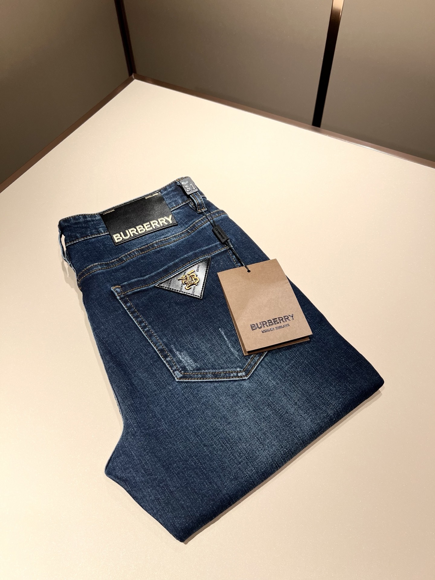 NO:149384,BURBER*Y Ba*li 2025 spring and summer new products for men's high-end casual and versatile jeans!  For BUR fans, such a grand classic design is enough to plant grass at a glance. It is the most handsome series among all BUR jeans this year. I only need to take a look and know that this will definitely be a hit product that has caused a sensation, and it is popular on the Internet. The classic slim three-dimensional tailoring style is equipped with the latest logo pattern waist brand craft design!  Very representative waist brand modification!  It simply and easily demonstrates the charm of the brand, and naturally presents specifications, grades, fashion and trendy effects. It matches the performance to easily create a high-end and high-end effect!  The top imported Japanese washing cowboy is made of cotton, and it is comfortable and breathable, and has a natural drape, which is suitable for all year round outfits!  !  This jeans are made of three-dimensional cut and straight-fitting style. The magic and practical wearability of the single match are understandable. Whether you are wearing daily clothes or appearing on the high street, it is the best choice. It is super charming!  It also demonstrates the authentic BUR original flavor, and it also perfectly shows its specifications and rank!  Obviously, this is a big and powerful product that you must collect. Whether you are a fan of BUR or not, you must collect this product and highly recommend it!  Size 29-40, Burberry, jeans, alexander wang19860909BURBER*Y巴*莉 2025春夏新品男士高端休闲百搭牛仔裤！对于BUR粉丝来说,这样大气的经典设计足矣一眼种草,是今年BUR所有牛仔裤当中最帅的一个系列,我只需要看一眼就知道,这绝对会是一个引起轰动的爆款,而且全网风靡,经典的修身立体剪裁版型打造,配置了最新的logo图案腰牌工艺设计！极具代表性腰牌修饰！简单轻松的彰显出品牌魅力所在,自然而然的呈现规格,档次,时髦以及新潮效果,搭配性能满分,轻松穿出高级感与高端效果！顶级的进口日本洗水牛仔棉质打造,并舒适透气感满分,且垂感自然,适合一年四季的穿搭所需！！此款牛仔裤采用了立体裁剪小直筒版型打造,其单配魔力与实穿性是无可厚非的,不管你是日常穿搭还是高街出镜都是不二之选,超具魅力！更是彰显了地地道道的的BUR原味,同时也是完美的展现了其规格和段位所在！很显然,这是一款绝对要收的重磅好货,不管你是不是BUR的粉丝,此款你都必须要收,极力推荐的好货！尺码29-40,,burberry,jeans,alexander wang,Men's clothing