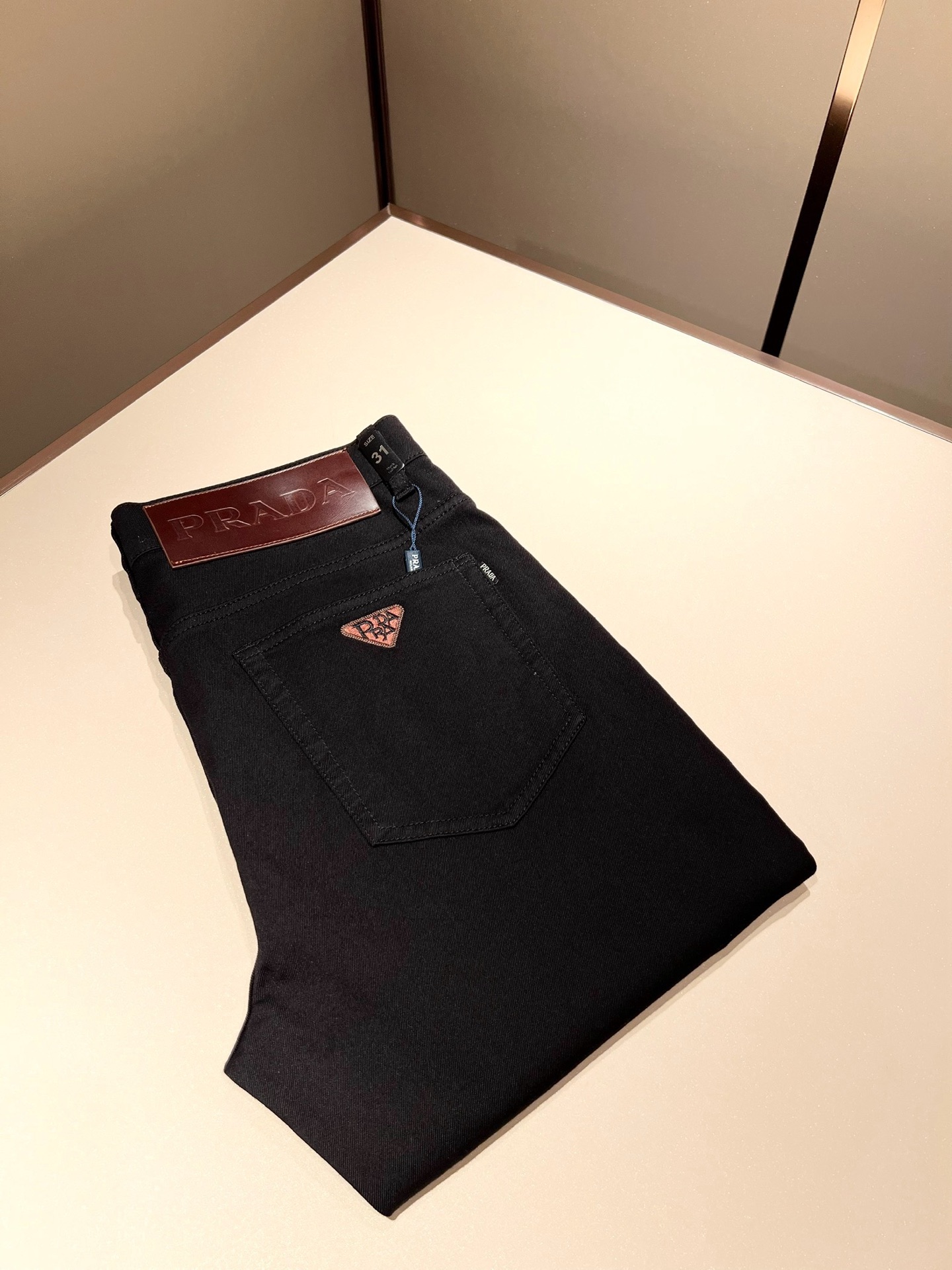 NO:149378,PRA*DA Prada 2025 Spring and Summer New Products are on sale!  Denim is high-end, versatile and pragmatic, and not sensational!  Limited editions in Hong Kong, Macao and Taiwan!  !  Three-dimensional cut cotton material!  The Taiwan foreign trade company undertakes the exquisite and delicate materials, which seem to be Prada's patented high-quality custom-made original logo waist brand design!  Not only in the material, color and style, the life philosophy behind the design just fits the dual mentality of modern people's pursuit of personal practicality and fashion aesthetics, and achieves a perfect balance between function and aesthetics. It is not only the display of fashion trends, but also the ultimate of modern aesthetics. P's vision does not limit the indispensable components of the core value of fashion brands, another alternative to mature styles and sizes 29-40, prada, prada, alexander wang19860909PRA*DA 普拉达 2025春夏新品发售！牛仔高级百搭实用主义不哗众取宠！港澳台地区限定款！！立体裁剪纯棉材质！台湾外贸公司承接、材质精致细腻似乎是普拉达专利品质上乘 定制原版logo腰牌设计！不仅在材料、颜色与款式工夫,设计背后的生活哲学正巧契合现代人追求切身实用与流行美观的双重心态,在机能与美学之间取得完美平衡,不但是时尚潮流的展现,更是现代美学的极致.P的视野并没有局限时尚品牌核心价值中不可或缺的组成部分、的另一种选择替代风格成熟、尺码29-40,,prada,prada,alexander wang,Men's clothing