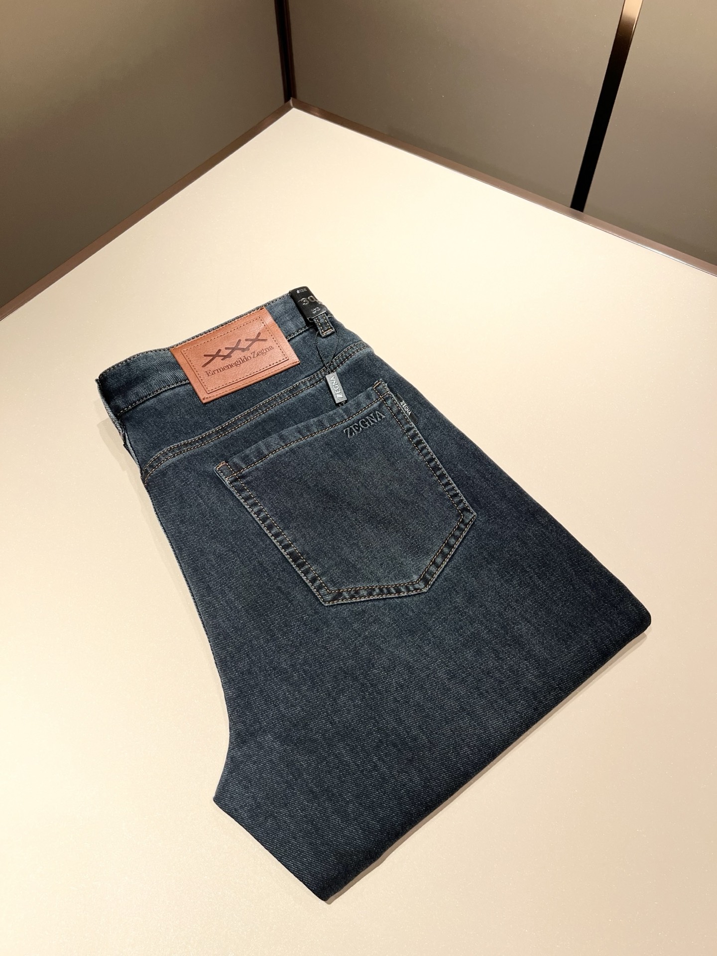 NO:149363,Zegna's new spring and summer 2025 new men's casual jeans, the finale of the channel has appeared!  !  Sold simultaneously at the counter!  It is no exaggeration to say that this trouser is made from the original OEM channel, not a bragging original OEM, but is a product from the domestic ready-to-wear OEM factory officially authorized by Jenia!  Therefore, the ratio of quantity and size is extremely short, so you can earn it if you grab it!  The best pants are officially unveiled!  !  !  !  !  !  Zegna's things have always been one of the only essential outfits for successful business people!  Not everyone can easily surpass the brand's high-end style and its own strong aura. No matter which season the style is, it is a standard temperament!  However, the fabric style is between business and casual and daily wear, and the waist design logo waist brand decoration!  Only Jenya, who can design a pair of trousers so well-suited to the public, is the only one who focuses on men's clothing, business and casualness!  Whether you wear this style in a casual occasion or in a business occasion, you must wear it well and be able to wear it to your own taste!  Pants that give yourself unlimited points!  Size 29-40, zegna, jeans, alexander wang19860909Zegna 杰尼亚 2025春夏新款男士休闲牛仔裤,压轴的渠道货出现了！！柜台同步销售！ 毫不夸张的说,此款裤装是原厂代工渠道的货,并不是吹牛的原厂代工,完全是由杰尼亚官方授权的国内成衣代工厂出来的产品！所以数量跟尺码配比都极度紧缺,抢到就是赚到！最好的裤装正式揭幕！！！！！！Zegna的东西,从来都是成功商务人士的专属必备行头之一！品牌高级的格调以及自带强大的气场并不是所有人都能轻易凌驾的.无论哪季的款式都是都是气质标配！但是面料版型又介乎于商务休闲跟日常穿着之间,腰身设计logo腰牌修饰！能将一款裤装设计到如此贴合大众穿着,也就只有专注于男装商务休闲的杰尼亚了！不论您是休闲场合穿搭,或者商务场合此款都能搭配的恰到好处要穿,就必须穿好的,能穿出属于自己品味的！给自己无限加分的裤子！尺码29-40,,zegna,jeans,alexander wang,Men's clothing
