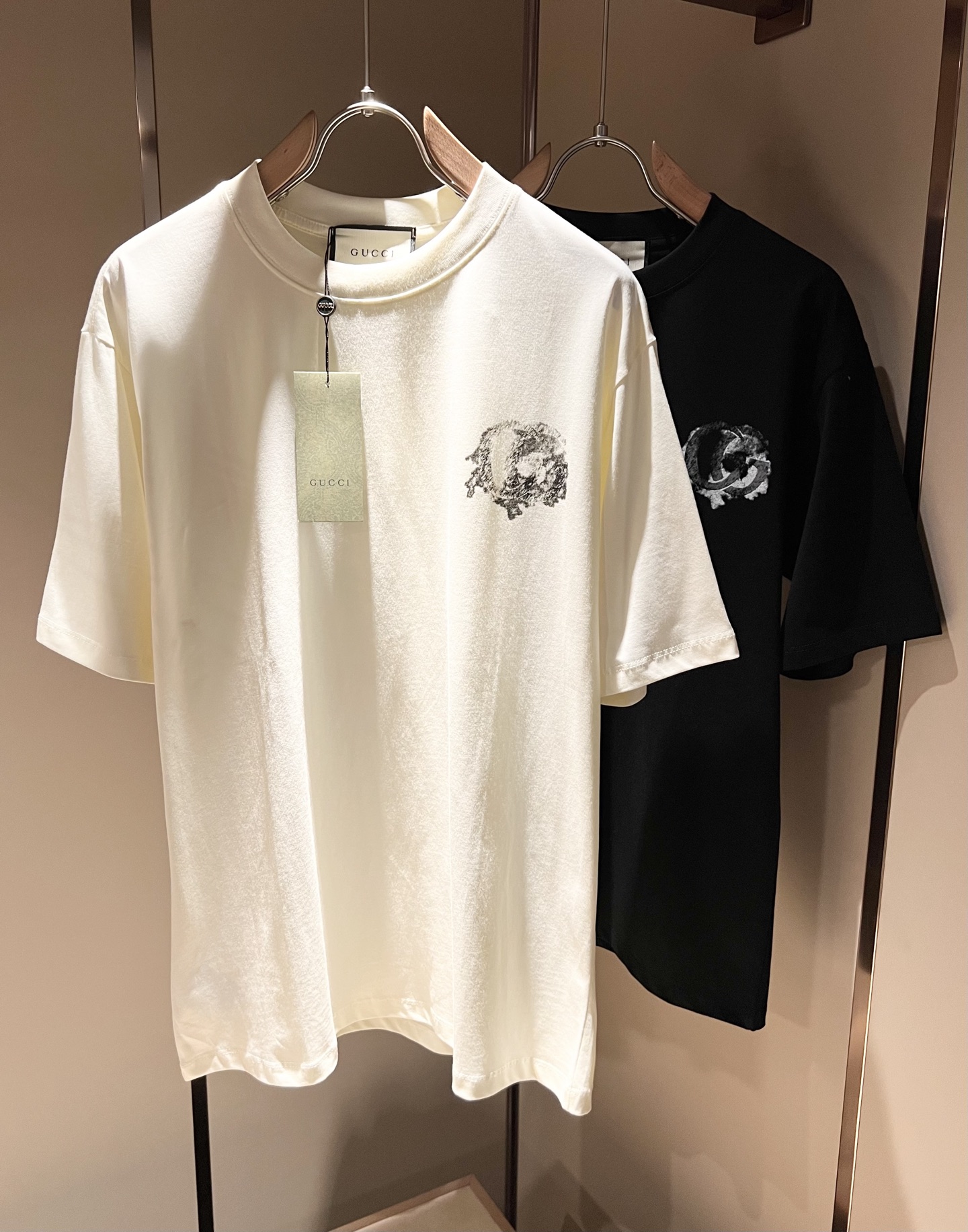 NO:155282,Gucc* Gujia Spring and summer new style for men and women and couples casual loose cotton round neck short-sleeved T-shirt!  Trading companies have sparse channels and are released on the official website at the same time!  The latest spring and summer series, classic fashion design elements, injecting full vitality into the new series. This T-shirt is carefully selected for imported cotton fabrics. The fabric feels skin-friendly and soft and delicate, and the body is panoramic logo printing design!  It has an extremely comfortable and breathable wearing experience. The whole item is very eye-catching and fashionable, and is deeply loved by young people today!  The loose round neck cut is a neutral style regardless of age and gender, suitable for matching all the styles and looks you need in your daily life!  It is recommended to wear couple outfits to go out on the street to make it more pleasing to the eye!  Size M-4XL, gucci, gucci, T-shirt, tees, t-shirt, alexander wang19860909Gucc*古家 春夏新款男女同情侣款休闲宽松棉质圆领短袖T恤衫！贸易公司渠道稀出,同步官网发售 ！ 春夏最新系列,经典时尚设计元素,为全新系列注入满满活力,这款T恤衫用心甄选客供进口棉面料制成,面料手感亲肤柔软细腻,衣身全景logo印花设计！拥有着无比舒适透气性的穿着体验,整件单品极具吸睛度与时尚感,深受当下年轻人的喜爱！基础宽松的圆领版型裁剪,不分年龄与性别的中性款式,适合搭配你日常所需的所有风格与造型！建议搭配情侣装出街会更为养眼出色！尺码M-4XL,,gucci,gucci,T-shirt,tees，t-shirt,alexander wang,Men's clothing