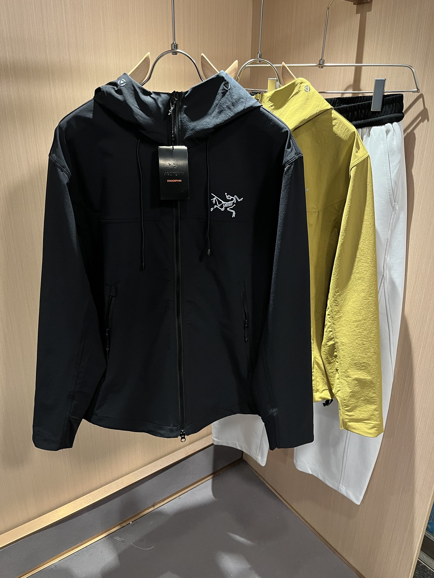 NO:428625,ARCTER*X Original Archaeological Bird 2025 spring and summer new men and women's same jacket jacket, outdoor brands may first think of Canadian goose and Archaeological Bird. It gives people a feeling of trying out the label!  In addition to being quite accomplished in style design, the most obvious or most expert should be to have deeper and unique insights and attainments in fabrics. Through continuous structural research and problem-solving, and characterized by unique research on fabrics, these alone are enough to support it to become the first-rate new logo brand image in the clothing manufacturing industry. This model is made of quick-drying fabric!  Through precision, the hand feels smooth and soft, and both has natural beauty and comfort. The large body style is cut cleanly and cleanly, and the fabric shows a different hazy structural beauty. It is made of exclusive mold customization. The fabric and its technology test the workers, can be smooth and smooth without wrinkles!  Chest logo pattern glue-press design!  It really tests the handmade work of every master!  It makes the overall clean and neat, without leaving any thread. Now the neutrality that pursues life is more refined in life!  Size M-3XL, arc'teryx,jackets & coats,jackets & coats,alexander wang19860909ARCTER*X始*祖鸟 2025春夏新款男女同款夹克外套,户外品牌可能大家第一想到的就是加拿大鹅、始祖鸟.给人一种标签试的感觉！除了在款式设计上颇有造诣之外,最明显或者说最为拿手的,应该就是在面料上的拥有更深独特见解跟造诣了.通过不断地结构研究和问题处理,在以面料独特研究为特征,仅凭这些就已经足以支撑其成为服装制造行业中,首屈可数的新标志品牌形象.此款采用速干面料材质！通过精工手感细滑柔软,同时兼具自然美感跟舒适度.大身上版型裁剪简洁干净,面料上显现出了不一样朦胧的结构性美感来.独家开模定制而成,面料及其考验工人的技术,能做到平整服帖又不起皱！胸前logo图案压胶设计！真的是很考验每位师傅的手工制作！使得整体干净利索,不留一丝线头.现在对于生活有所追求的中性也在生活中更为精致！尺码M-3XL,arc'teryx,jackets & coats,jackets & coats,alexander wang,Men's clothing