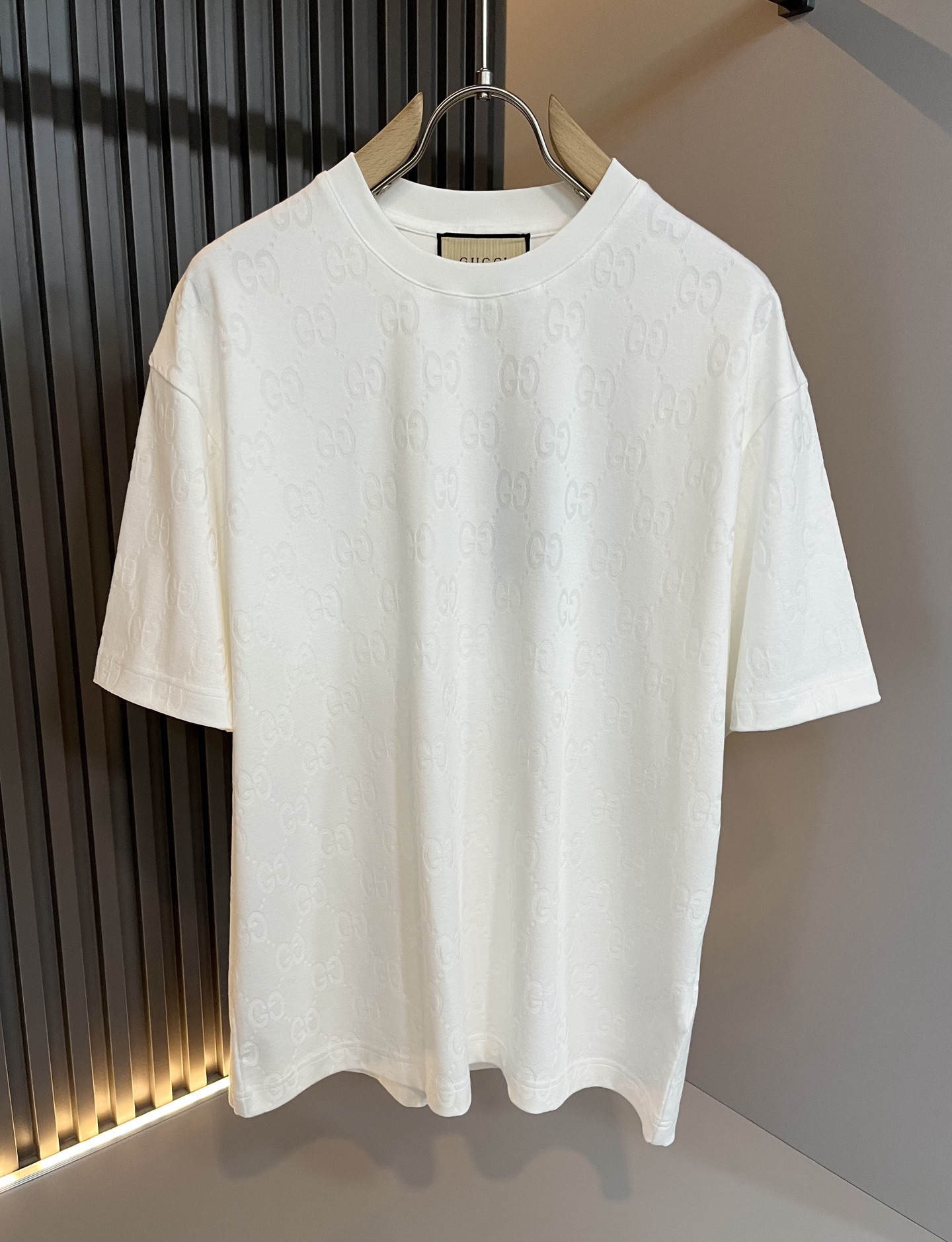 NO:149330,Gucc* Gujia 2025 Spring and Summer latest men and women's same style suit, with rare channels for trading companies and released on the official website at the same time!  New fashion elements design!  Panoramic logo letter pattern logo jacquard design!  Injecting full vitality into the new series, we select customers to supply imported pure cotton fabrics. The fabric feels skin-friendly and soft and delicate, and has an extremely comfortable and breathable wearing experience. The whole item is very eye-catching and fashionable, and is deeply loved by young people today!  The loose round neck cut is a neutral style regardless of age and gender, suitable for matching all the styles and looks you need in your daily life!  It is recommended to wear couple outfits to go out on the street to make it more pleasing to the eye!  Size: M-3XL, gucci, gucci, alexander wang19860909Gucc*古家 2025春夏最新男女同款套装,贸易公司渠道稀出,同步官网发售 ！ 新时尚元素设计！全景标识字母图案logo提花设计！为全新系列注入满满活力,选客供进口纯棉面料制成,面料手感亲肤柔软细腻,拥有着无比舒适透气性的穿着体验,整件单品极具吸睛度与时尚感,深受当下年轻人的喜爱！基础宽松的圆领版型裁剪,不分年龄与性别的中性款式,适合搭配你日常所需的所有风格与造型！建议搭配情侣装出街会更为养眼出色！尺码:M-3XL,,gucci,gucci,alexander wang,Men's clothing