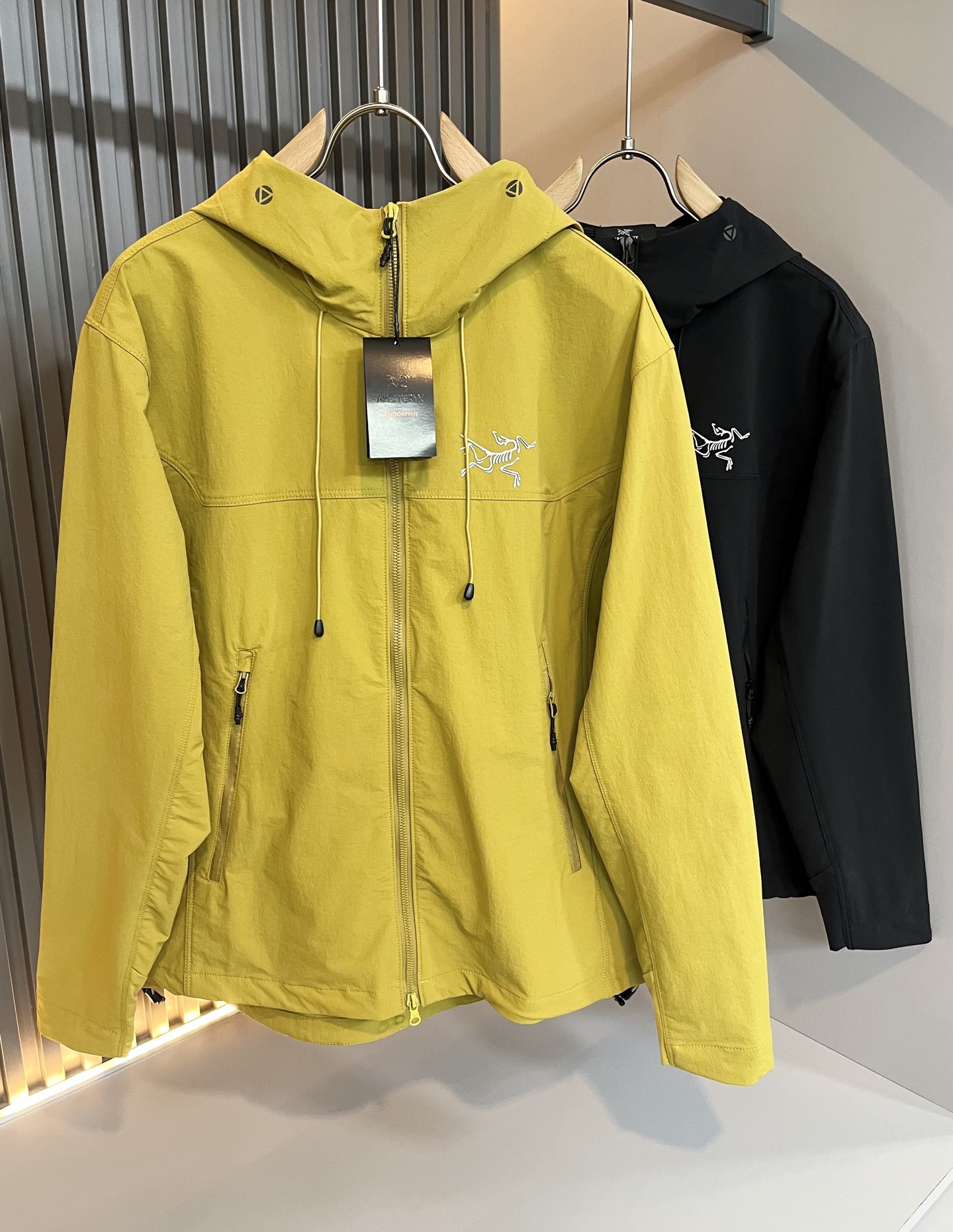 NO:149346,ARCTER*X Original Archaeological Bird 2025 spring and summer new men and women's same jacket jacket, outdoor brands may first think of Canadian goose and Archaeological Bird. It gives people a feeling of trying out the label!  In addition to being quite accomplished in style design, the most obvious or most expert should be to have deeper and unique insights and attainments in fabrics. Through continuous structural research and problem-solving, and characterized by unique research on fabrics, these alone are enough to support it to become the first new logo brand image in the clothing manufacturing industry. This model is made of quick-drying fabric!  Through precision, the hand feels smooth and soft, and both has natural beauty and comfort. The large body style is cut cleanly and cleanly, and the fabric shows a different hazy structural beauty. It is made of exclusive mold customization. The fabric and its technology test the workers, can be smooth and smooth without wrinkles!  Chest logo pattern glue-press design!  It really tests the handmade work of every master!  It makes the overall clean and neat, without leaving any thread. Now the neutrality that pursues life is more refined in life!  Size M-3XL, arc'teryx,jackets & coats,jackets & coats,alexander wang19860909ARCTER*X始*祖鸟 2025春夏新款男女同款夹克外套,户外品牌可能大家第一想到的就是加拿大鹅、始祖鸟.给人一种标签试的感觉！除了在款式设计上颇有造诣之外,最明显或者说最为拿手的,应该就是在面料上的拥有更深独特见解跟造诣了.通过不断地结构研究和问题处理,在以面料独特研究为特征,仅凭这些就已经足以支撑其成为服装制造行业中,首屈可数的新标志品牌形象.此款采用速干面料材质！通过精工手感细滑柔软,同时兼具自然美感跟舒适度.大身上版型裁剪简洁干净,面料上显现出了不一样朦胧的结构性美感来.独家开模定制而成,面料及其考验工人的技术,能做到平整服帖又不起皱！胸前logo图案压胶设计！真的是很考验每位师傅的手工制作！使得整体干净利索,不留一丝线头.现在对于生活有所追求的中性也在生活中更为精致！尺码M-3XL,arc'teryx,jackets & coats,jackets & coats,alexander wang,Men's clothing