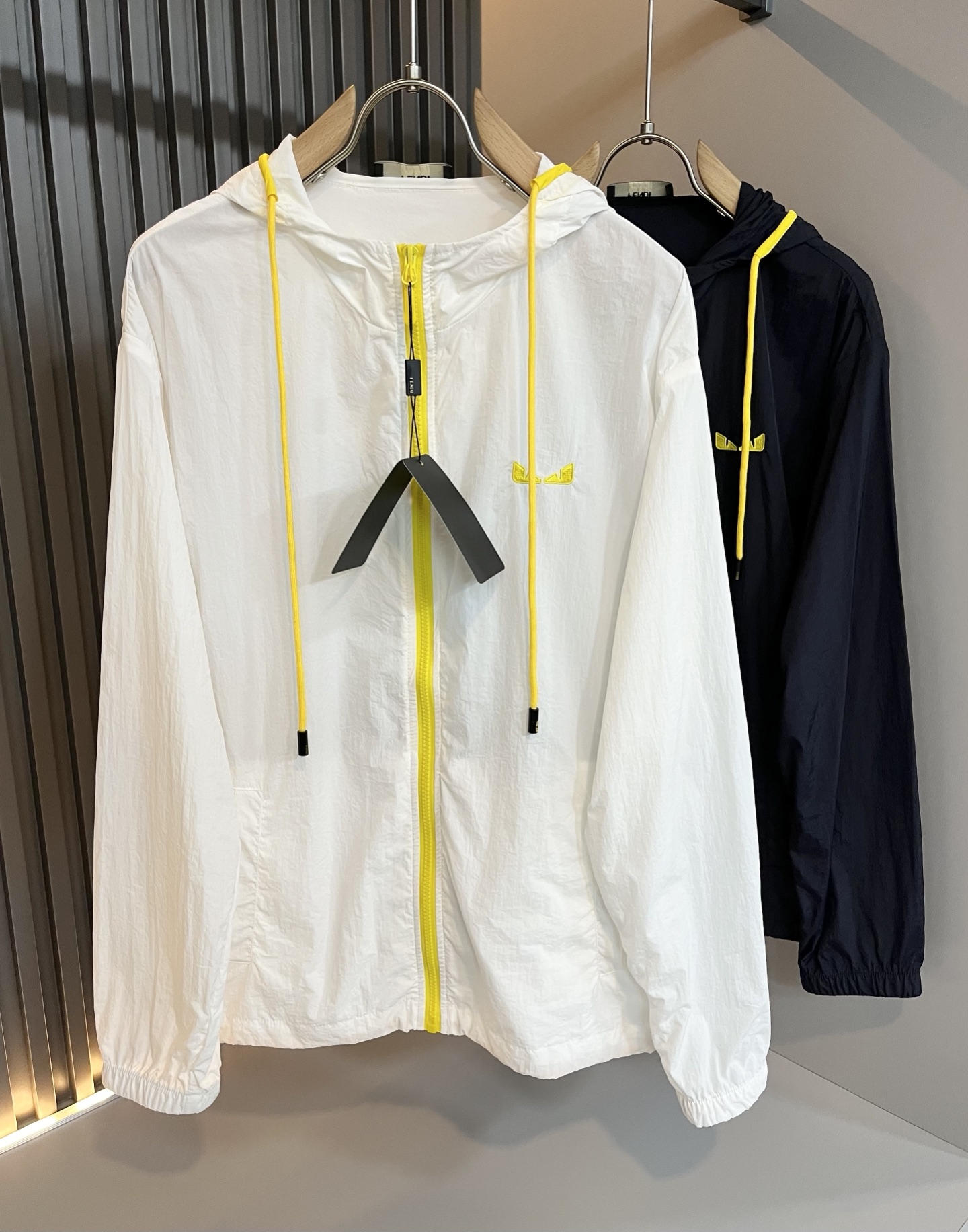 NO:149315,FEN*I 2025 spring and summer new sunscreen jacket jacket, original Italian order, popular FD family items, representative and full of specifications, boutiques that all FD fans are worth buying!  Pure Yidian channel orders, high-end popular products from the FD family, and very popular items at the moment, high-end products worth keeping and giving away to others!  The most classic BUGS series of styles in the FD family are trendy and beautiful, full of trendy atmosphere, extremely high grade and specifications, and use very classic combinations, giving people a strong visual impact and extremely high recognition. Top-grade exclusive polyester fiber fabric, chest embroidery logo pattern design!  The touch is soft, delicate and comfortable, and the quality is quite high-end and classy!  Perfectly interprets the charm of the brand and leaves a deep impression. It is more fashionable and charming. It has simple, elegant and fashionable upper body, and is even more stressful for outfits!  The inner wear alone is very delicious and beautiful scenery that cannot be ignored!  Size M-3XL, fendi,dior,jackets & coats,jackets & coats,alexander wang19860909FEN*I 芬*迪 2025春夏新款防晒服夹克外套,意大利原厂订单,FD家族人气单品,代表性十足,规格感十足的精品,所有FD粉丝都值得抢购的精品！纯正意代渠道订单,FD家族的高奢人气爆款产物,当下十分火爆的单品,值得自留和送人的高端货！FD家族最为经典的BUGS系列款式单品,新潮又好看,潮流气息感十足,档次规格感极高,并且采用十分经典的搭配,给人的视觉冲击感相当强烈,有着极高的辨识度,顶级专属聚酯纤维面料,胸前刺绣logo图案设计！触感柔软细腻舒适,品相相当高级有档次！完美诠释品牌魅力,给人留下深刻印象.更具时尚与韵味,上身简约大方时尚,对于穿搭更是毫无压力！单穿内搭都极有味道,不可忽视的靓丽风景线！ 尺码M-3XL,,fendi,dior,jackets & coats,jackets & coats,alexander wang,Men's clothing