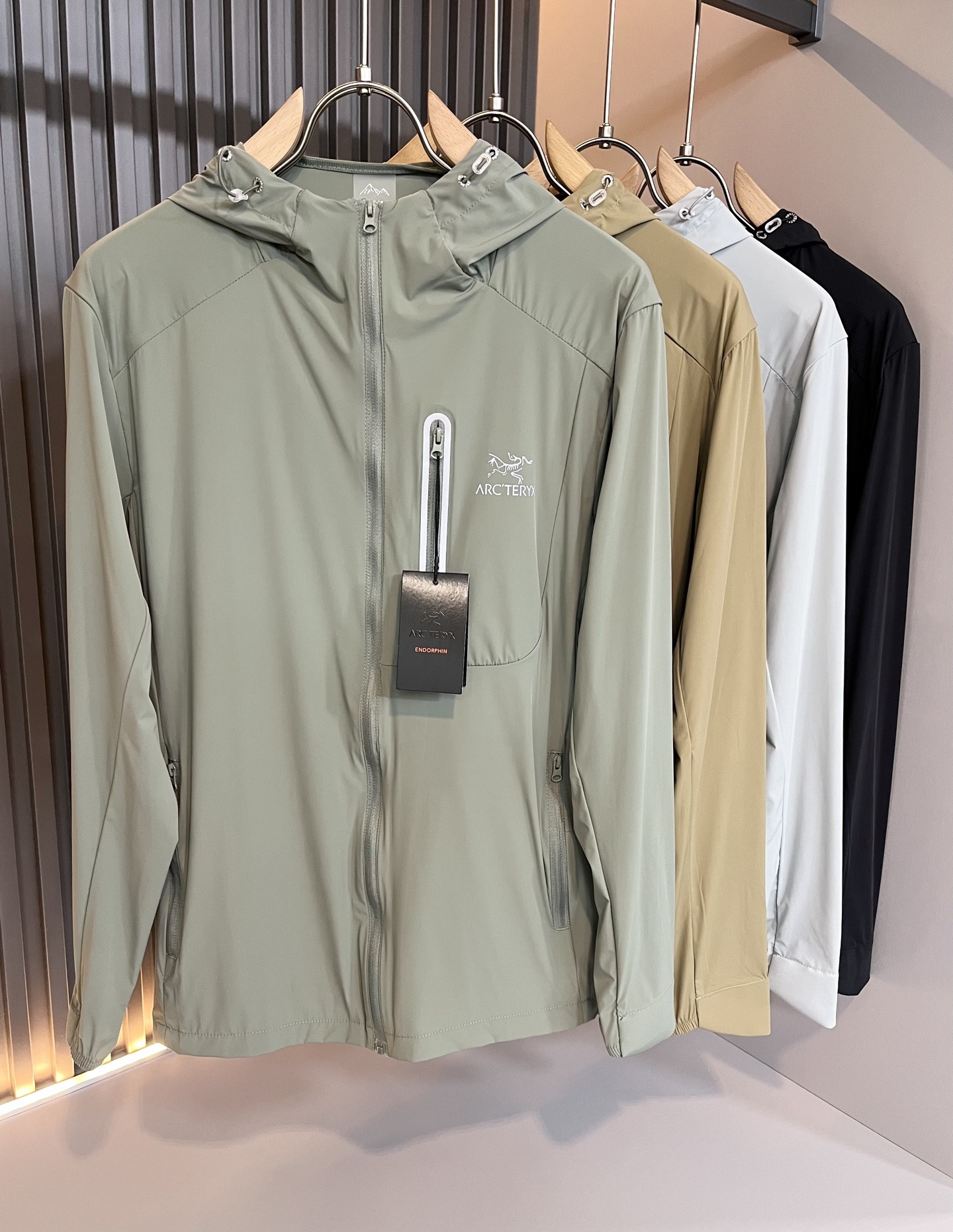 NO:149338,ARCTER*X Original Archaeological Bird 2025 spring and summer new sunscreen jacket for men and women, outdoor brands may first think of Canadian goose and Archaeological Bird. It gives people a feeling of trying out the label!  In addition to being quite accomplished in style design, the most obvious or most expert should be to have deeper and unique insights and attainments in fabrics. Through continuous structural research and problem-solving, and characterized by unique research on fabrics, these alone are enough to support it to become the first-rate new logo brand image in the clothing manufacturing industry. This model is made of quick-drying fabric!  Through precision, the hand feels smooth and soft, and both has natural beauty and comfort. The large body style is cut cleanly and cleanly, and the fabric shows a different hazy structural beauty. It is made of exclusive mold customization. The fabric and its technology test the workers, can be smooth and smooth without wrinkles!  Chest logo pattern glue-press design!  It really tests the handmade work of every master!  It makes the overall clean and neat, without leaving any thread. Now the neutrality that pursues life is more refined in life!  Size M-3XL, arc'teryx,jackets & coats,jackets & coats,alexander wang19860909ARCTER*X始*祖鸟 2025春夏新款男女同款防晒衣夹克外套,户外品牌可能大家第一想到的就是加拿大鹅、始祖鸟.给人一种标签试的感觉！除了在款式设计上颇有造诣之外,最明显或者说最为拿手的,应该就是在面料上的拥有更深独特见解跟造诣了.通过不断地结构研究和问题处理,在以面料独特研究为特征,仅凭这些就已经足以支撑其成为服装制造行业中,首屈可数的新标志品牌形象.此款采用速干面料材质！通过精工手感细滑柔软,同时兼具自然美感跟舒适度.大身上版型裁剪简洁干净,面料上显现出了不一样朦胧的结构性美感来.独家开模定制而成,面料及其考验工人的技术,能做到平整服帖又不起皱！胸前logo图案压胶设计！真的是很考验每位师傅的手工制作！使得整体干净利索,不留一丝线头.现在对于生活有所追求的中性也在生活中更为精致！尺码M-3XL,arc'teryx,jackets & coats,jackets & coats,alexander wang,Men's clothing