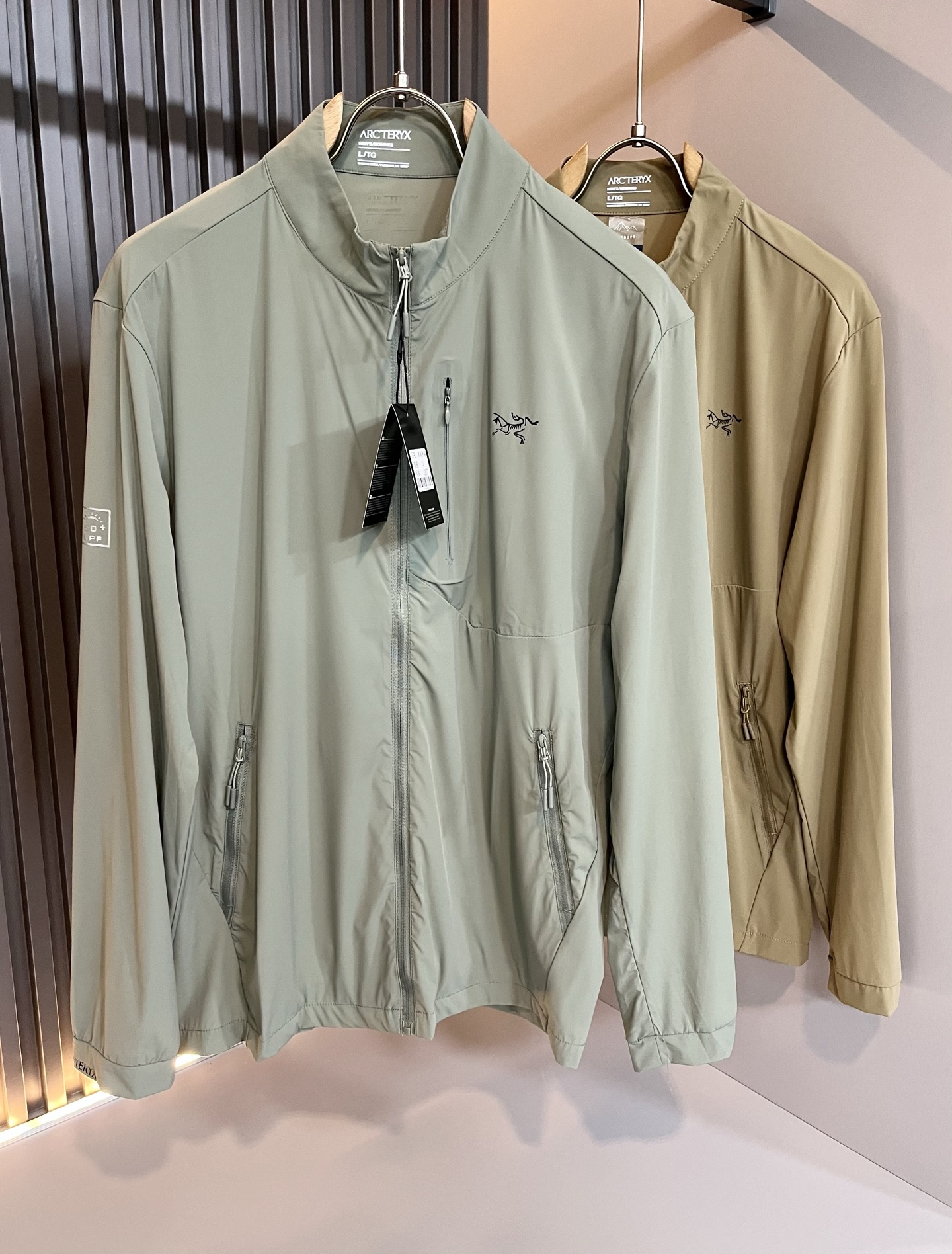 NO:149300,ARCTER*X Original Archaeological Bird 2025 spring and summer new sunscreen jacket for men and women, outdoor brands may first think of Canadian goose and Archaeological Bird. It gives people a feeling of trying out the label!  In addition to being quite accomplished in style design, the most obvious or most expert should be to have deeper and unique insights and attainments in fabrics. Through continuous structural research and problem-solving, and characterized by unique research on fabrics, these alone are enough to support it to become the first-rate new logo brand image in the clothing manufacturing industry. This model is made of quick-drying fabric!  Through precision, the hand feels smooth and soft, and both has natural beauty and comfort. The large body style is cut cleanly and cleanly, and the fabric shows a different hazy structural beauty. It is made of exclusive mold customization. The fabric and its technology test the workers, can be smooth and smooth without wrinkles!  Chest logo pattern glue-press design!  It really tests the handmade work of every master!  It makes the overall clean and neat, without leaving any thread. Now the neutrality that pursues life is more refined in life!  Size M-3XL, arc'teryx,jackets & coats,jackets & coats,alexander wang19860909ARCTER*X始*祖鸟 2025春夏新款男女同款防晒衣夹克外套,户外品牌可能大家第一想到的就是加拿大鹅、始祖鸟.给人一种标签试的感觉！除了在款式设计上颇有造诣之外,最明显或者说最为拿手的,应该就是在面料上的拥有更深独特见解跟造诣了.通过不断地结构研究和问题处理,在以面料独特研究为特征,仅凭这些就已经足以支撑其成为服装制造行业中,首屈可数的新标志品牌形象.此款采用速干面料材质！通过精工手感细滑柔软,同时兼具自然美感跟舒适度.大身上版型裁剪简洁干净,面料上显现出了不一样朦胧的结构性美感来.独家开模定制而成,面料及其考验工人的技术,能做到平整服帖又不起皱！胸前logo图案压胶设计！真的是很考验每位师傅的手工制作！使得整体干净利索,不留一丝线头.现在对于生活有所追求的中性也在生活中更为精致！尺码M-3XL,arc'teryx,jackets & coats,jackets & coats,alexander wang,Men's clothing