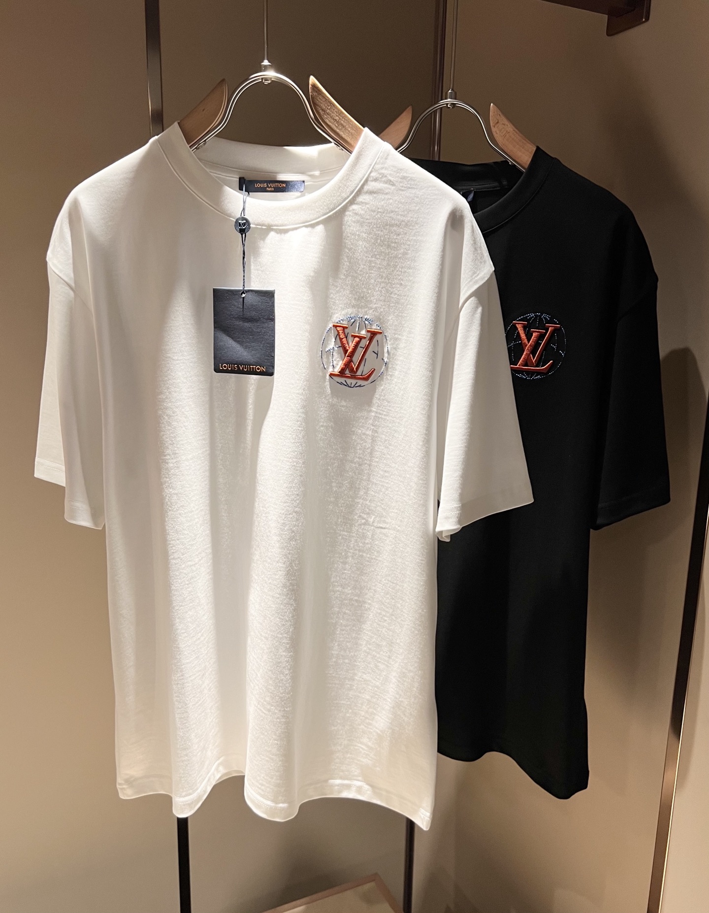 NO:149326,LouisVuitt*Louis*Deng The new series of spring and summer 2025 products are launched, a very fashionable and avant-garde short-sleeved T-shirt for men and women, with logo embroidery embroidery decoration!  Different from the past, it declares the design concept that has been passed down for many years in the brand!  Its eye-catchingness is no less than any classic style, perfectly presenting the fashionable, high-end and luxurious feeling in front of the world!  Made of imported cotton materials, selected high-quality pure cotton fabrics, soft and soft to the touch, the real thing is definitely beyond your imagination, close to the body and breathable, even if you sweat profusely, you will not feel greasy or stuffy, and will bring sweating and moisture absorption to the extreme!  Size M-3XL, louis vuitton,louis vuitton,t-shirt,tees,t-shirt,alexander wang19860909LouisVuitt*路易*登 2025春夏全新系列单品上线,非常时髦前卫的一款男女同款短袖T恤,标识logo图案刺绣修饰！区别于以往的不同,宣示品牌传承多年的设计理念！其吸睛度完全不亚于任何经典款式,将时髦高级感与奢华感完美呈现在世人眼前！客供进口全棉材质制成,精选优质纯棉面料,触感软糯亲肤细腻,实物到手绝对超乎你的想象,贴身无比舒适透气,即便是汗流浃背也不会有腻身及闷热感可言,将排汗吸湿性发挥到了极致！尺码M-3XL,,louis vuitton,louis vuitton,T-shirt,tees，t-shirt,alexander wang,Men's clothing