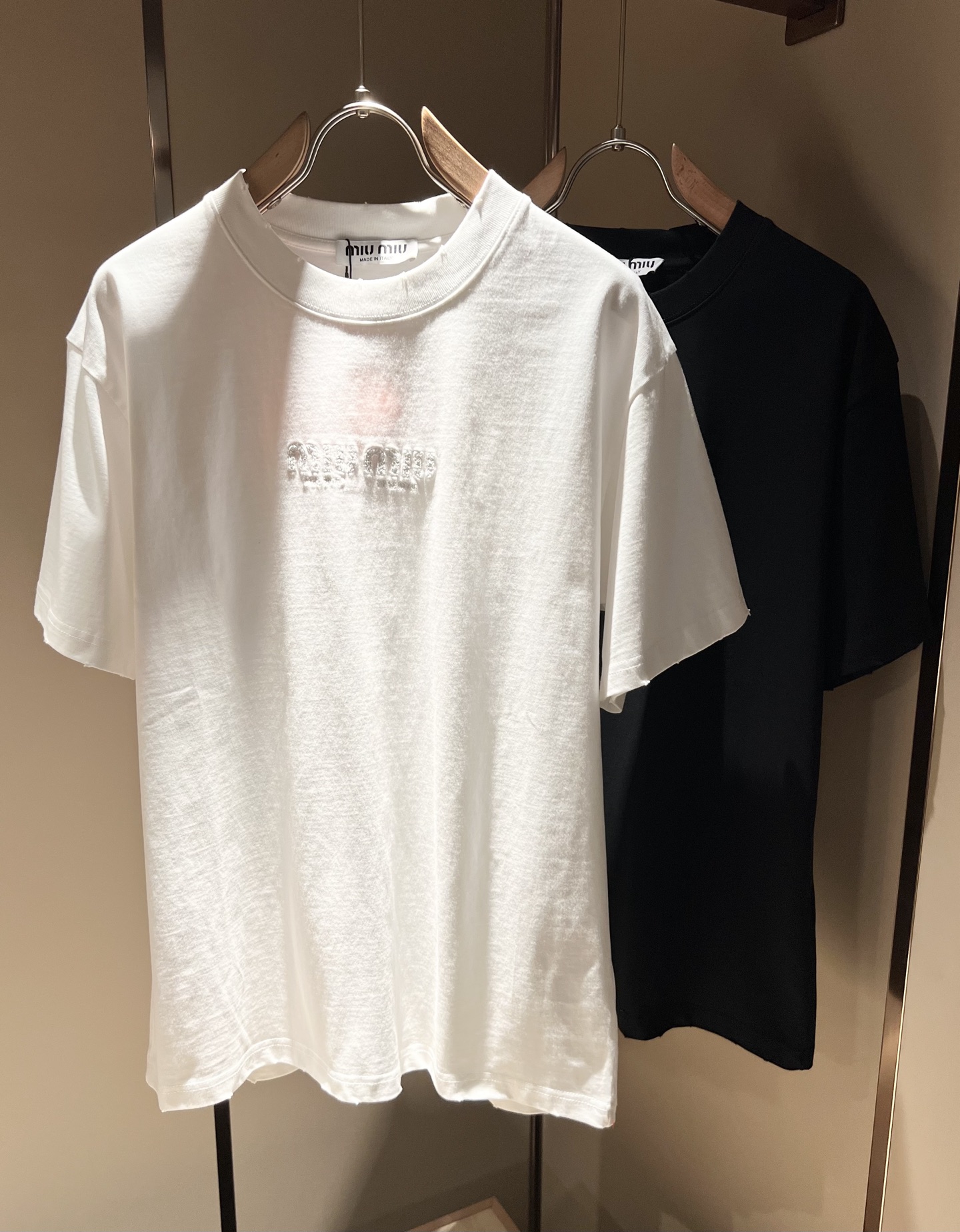 NO:149343,MIUMIU Miserable 2025 Spring and Summer New Men and Women's Same Short-sleeved T-shirt, the latest brand design elements!  Neither monotonous nor complicated, it shows taste just right!  Customer-supplied top logo embroidery design!  Comfortable, sweat-absorbing and breathable, the unique high-end fabric presents a simple and elegant temperament!  Chest logo embroidery design!  Full three-dimensional! Standard cutting design!  Every detail is a synchronized with high-end fashion. Size: XS-L, miumiu, T-shirt, tees, t-shirt, alexander wang19860909MIUMIU 谬谬2025春夏新款男女同款短袖T恤,品牌最新设计元素！既不单调也不复杂,恰到好处的展现品味！客供顶级logo刺绣设计！舒适吸汗透气根本不在话下,面料独具的高奢感呈现简约优雅气质！胸前logo刺绣设计！饱满立体!标准裁剪设计！每一处细节都是与高端时尚同步的体现.尺码:XS-L,,miumiu,T-shirt,tees，t-shirt,alexander wang,Men's clothing