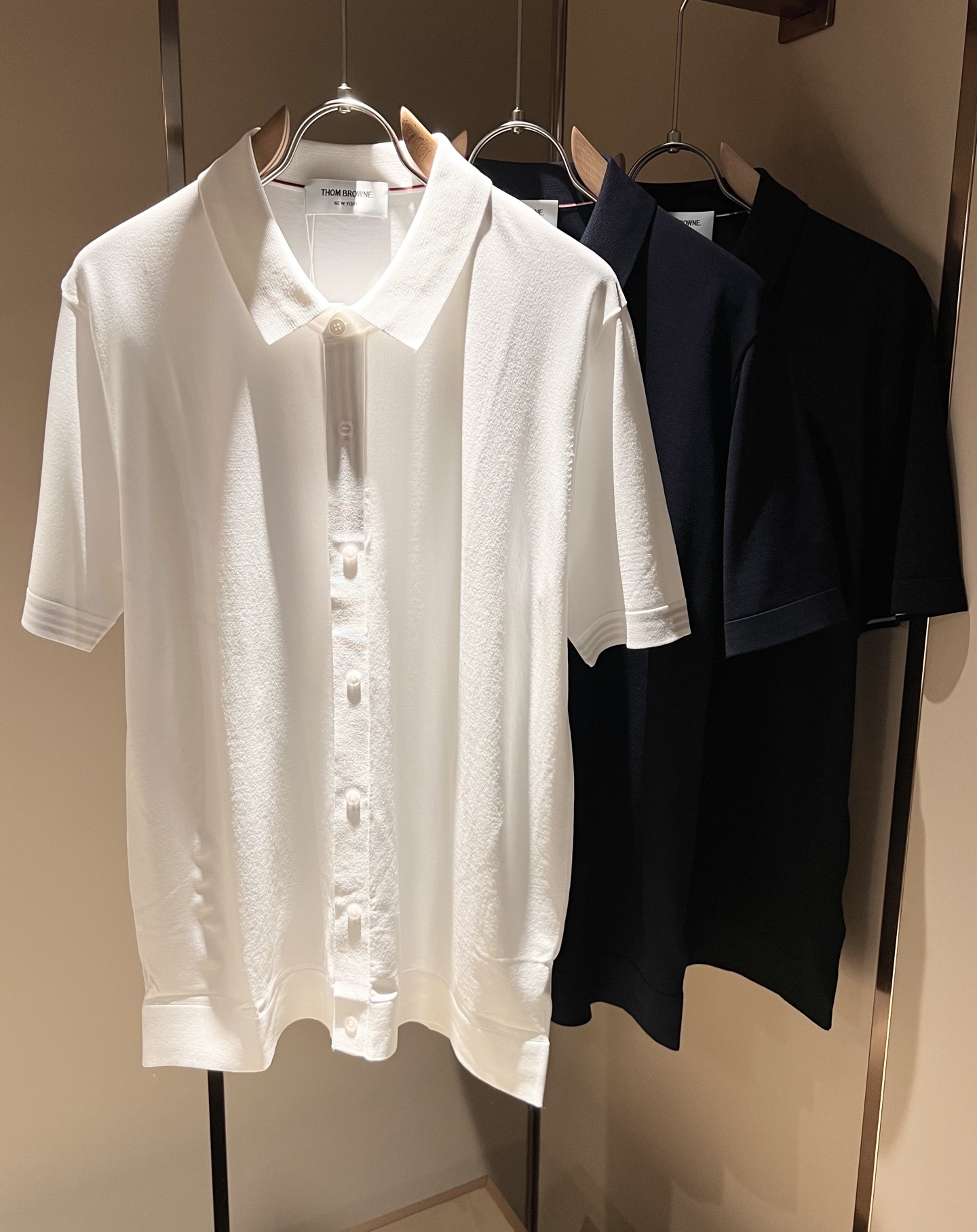 NO:149334,ThomBrow*e Tom*Long ~ 2025 spring and summer new short-sleeved Yilit knit fabric!  The official website is available at the same time, with unique design charm, very high-end, simple and not simple, and a new model of ready-to-wear!  Featured unique Yilit fabrics, sleeve crochet striped design!  Smooth and soft, textured, strong vertical feeling, smooth and not tight on the upper body, the stuffy feeling caused by direct UV rays, harmonious and unified style, and the ultimate craftsmanship level. The side is very unique and tailored, very flavorful, delicate and comfortable to wear, showing sports vitality and exquisite details. Classic and perfect layout design, showing fashion vitality in daily leisure life. Enhance men's charm and style and achieve high-end models. Size M-3XL, manolo blahnik, T-shirt, alexander wang19860909ThomBrow*e汤姆*朗 ~2025春夏新款短袖伊力特针织面料！官网同步有售,独特设计魅力,非常高端,简约不简单,成衣新典范！面料精选独特伊力特面料,袖子钩织条纹设计！手感光滑柔软,有质感,有很强的垂直感,上身爽滑不紧绷,紫外线直射造成的闷热感,风格和谐统一,极致工艺水平.侧面非常独特裁剪设计风格,非常有味道,精致细腻,好穿舒适,展现运动活力,细节考究.经典完美版型设计,日常休闲生活中展现时尚活力.提升男士魅力格调,成就高端典范.尺码M-3XL,,manolo blahnik,T-shirt,alexander wang,Men's clothing