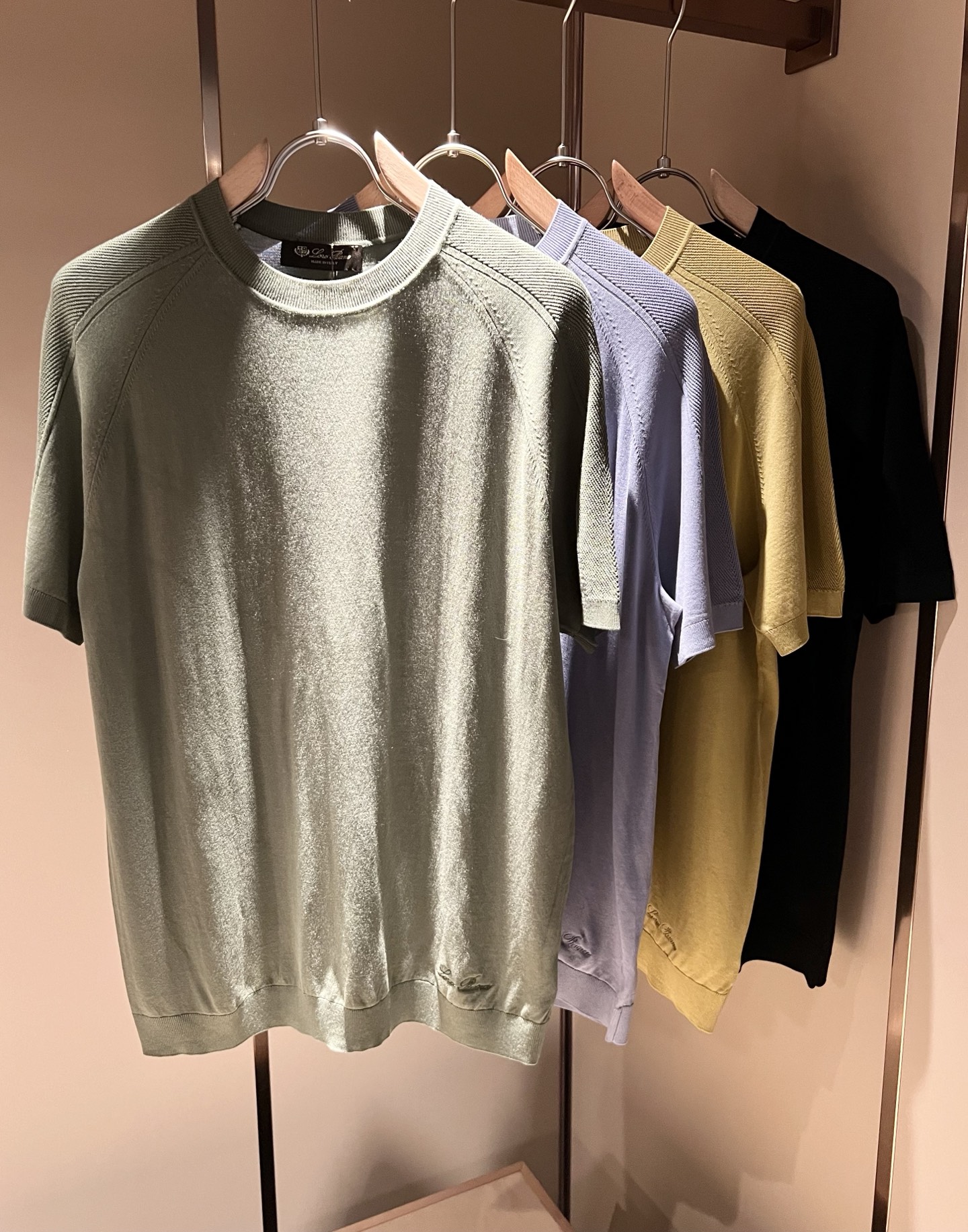 NO:149383,Loro Piana Nouyou Pianya 2025 Spring and Summer Men's Latest Trade Order Yilit Knit Short Sleeve T-shirt, Full Quality!  !  The upper body is comfortable and breathable, not stiff, and the overall body has a rich three-dimensional feeling, quality export orders, and hem embroidered logo design!  Customized exclusive knitted Yilit fabric tailoring to meet the simple needs of commuters for dressing. The upper body is very effective, it looks slim and does not picky about the body. The fabric workmanship is impeccable. Only good craftsmanship and good fabrics can make you feel good. It is a must-have item for everyone!  Size M-3XL, loro piana, T-shirt,tees, t-shirt,alexander wang19860909Loro Piana诺悠翩雅 2025春夏男士最新的贸易订单伊力特针织短袖T恤,全品相！！上身舒适透气,不僵硬,整体有着丰富的立体感,品质出口订单,下摆刺绣logo设计！定制专属针织伊力特面料剪裁,满足通勤人们对于着装的简约需求,上身效果很好,显瘦,不挑剔身材.面料做工....无可挑剔,好工艺好面料才能穿出好品味一款,人手必备单品！尺码M-3XL,,loro piana,T-shirt,tees，t-shirt,alexander wang,Men's clothing