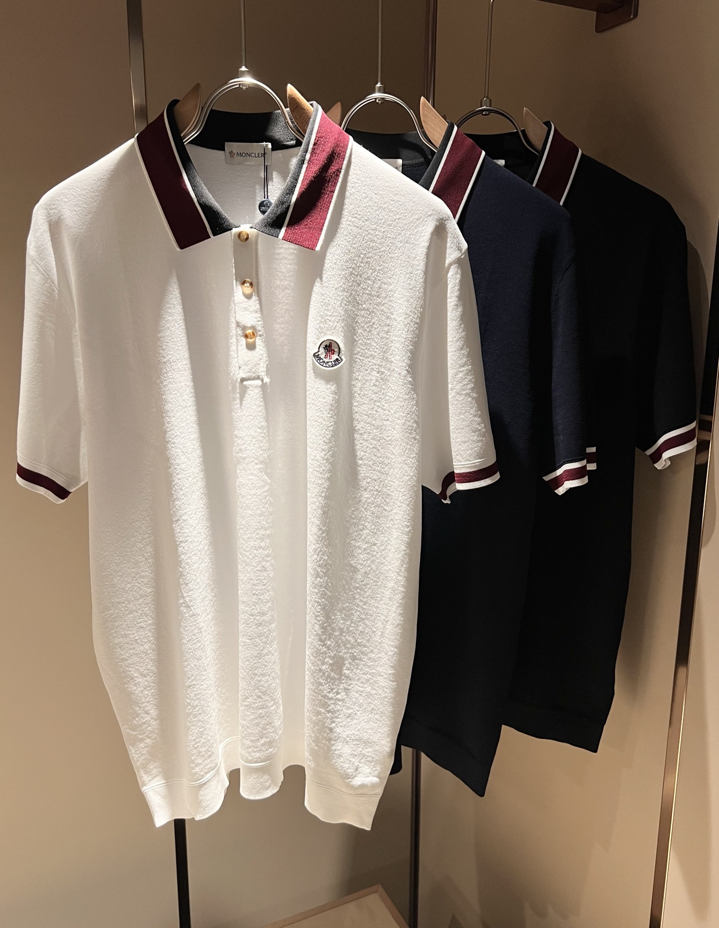 NO:149368,Moncler Mengjia The latest trade order for spring and summer 2025 Yilit lapel short-sleeved T-shirt, full quality!  !  Internet celebrity style!  The craftsmanship adopts a chest badge design!  The upper body is comfortable and breathable, not stiff, and the overall body has a rich three-dimensional feeling, quality export orders, and chest logo badge pattern design!  Customized exclusive Yilite knitted fabric tailoring to meet the simple needs of commuters for dressing. The upper body is very effective, it looks slim and does not picky about the figure. The fabric workmanship is impeccable. Only good craftsmanship and good fabrics can make you feel good. It is a must-have item for everyone!  Size M-3XL, christian louboutin, T-shirt,tees, t-shirt,alexander wang19860909Moncler蒙家 2025春夏最新的贸易订单伊力特翻领短袖T恤,全品相！！网红款！工艺采用胸前徽章设计！上身舒适透气,不僵硬,整体有着丰富的立体感,品质出口订单,胸前logo徽章图案设计！定制专属伊力特针织面料剪裁,满足通勤人们对于着装的简约需求,上身效果很好,显瘦,不挑剔身材.面料做工....无可挑剔,好工艺好面料才能穿出好品味一款,人手必备单品！尺码M-3XL,,christian louboutin,T-shirt,tees，t-shirt,alexander wang,Men's clothing