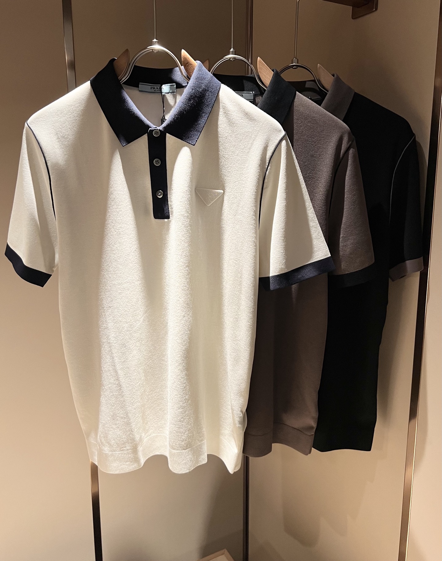 NO:149352,PRAD*A Pu*da 2025 spring and summer new men's lapel Yilite short-sleeved knitted short-sleeved T-shirt, the latest model is exclusively available on the entire network!  !  ~ It is classic and fashionable and versatile, who doesn’t like it? It will show the classic again. It is very pleasing to the eye and comes with a low luxury halo and recognition!  Pr*da's traditional brand concept and modern advanced technology are perfectly combined. Coupled with the extremely modern and simple design, P's exclusive three-dimensional hardware logo pressing pattern design!  Customized 100% imported Yilit knitted fabric!  The texture of this model is quite touching, the specifications and grades are known with tentacles. The degree of delicateness and breathability are top-notch!  Size M-3XL, prada, T-shirt,tees, t-shirt,alexander wang19860909PRAD*A普*达2025春夏新款男士翻领伊力特短袖针织短袖T恤,最新款全网独家首上！！~既经典有时尚百搭,谁不爱啊,将经典再次展现,非常的耐看,自带低奢光环与辨识度！Pr*da传统的品牌理念和现代化的先进技术进行了完美结合.加上极其现代摩登风范的简约设计,p家专属立体五金logo压胶图案设计！定制百分百进口伊力特针织面料！此款的质感相当感人 触手便知规格档次 细腻程度与透气效果堪称顶级！尺码M-3XL,,prada,T-shirt,tees，t-shirt,alexander wang,Men's clothing