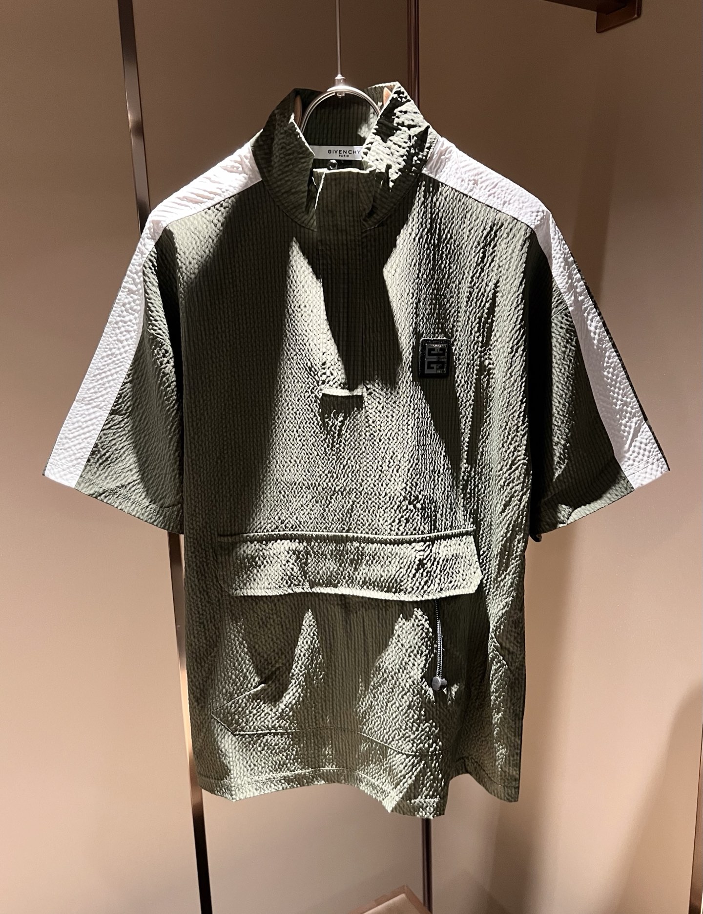 NO:149376,Giv*chy/Ji*xi The latest fashionable casual suits for spring and summer 2025, trading company channels are rare, and the official website is released simultaneously. The most anticipated high-quality products are coming, making you feel what it means to be truly high and luxurious! It is made of professional custom polyester fiber fabric, with a neat and smooth surface and shiny texture, and the texture is obvious through the screen. The upper body is comfortable, light and not stuffy, and the exquisite logo design!  Perfectly enhance the overall sense of luxury and class, and the high-end luxury atmosphere can be obtained at a glance! The upper body is versatile and simple, and it is easy to deal with various occasions and environments. It is undoubtedly a must-have item for daily commuting! Size M-4XL, alexander wang19860909Giv*chy/纪*希 2025春夏休闲最新时尚休闲套装,贸易公司渠道稀出,同步官网发售,男神最为期待的精品狠货重磅来袭,让你感受到什么叫真正的高奢有内涵!选用了专业定制聚酯纤维面料制成,表面整洁光滑且富有光泽,质感透过屏幕都显而易 见,上身舒适轻盈不闷热,精致logo设计！完美提升了整体的奢华档次感,一眼就能Get到的高端奢华气息!上身百搭简约不挑人,轻松应对各种场合与环境,属于日常通勤必备的臻品无疑! 尺码M-4XL,,alexander wang,Men's clothing