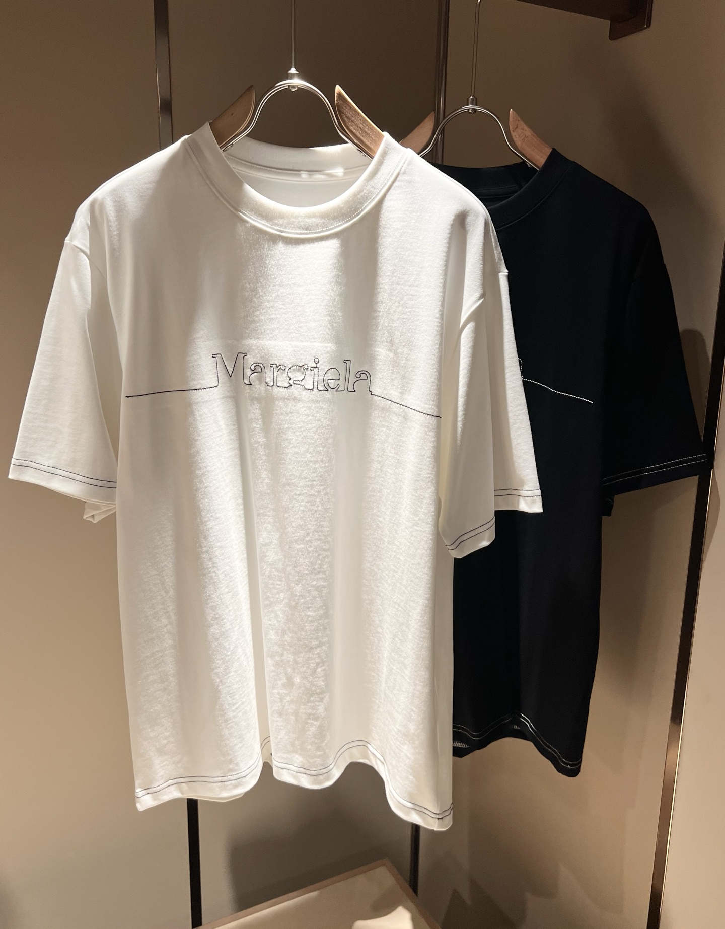 NO:149360,Maison Margiel 2025 spring and summer new short-sleeved T-shirt for men and women, and the counter is available at the same time!  Customized exclusive wash water pure cotton fabric, chest logo pattern embroidery design!  Simple and generous, calm and versatile, extremely high-end, perfectly integrated with fashion and style, a top fashionable style that perfectly suits the outside wear!  The overall feeling is natural!  Extremely classic versatile casual pants, customized original cotton fabric!  The ultimate perfection of heavy industry!  Fans who pursue high quality are please buy them by themselves, and all fans who know the goods are invited to appreciate this model together!  !  Size S-2XL, Masion Margiela, T-shirt,tees, t-shirt,alexander wang19860909马吉拉 maison margiel 2025春夏新款男女同款短袖T恤,专柜同步发售！定制专属洗水纯棉面料,胸前logo图案刺绣设计！简约大方,从容百搭,档次极高,完美融入时尚还有风情感一款完美符合外穿的顶尖时髦气质款！整体给人浑然天成的感觉！极致经典的百搭型休闲裤,定制原版纯棉面料！极致的重工极致的完美！追求高品质的粉丝们请自行抢购,诚邀所有识货的粉丝一同鉴赏此款！！尺码S-2XL,,masion margiela,T-shirt,tees，t-shirt,alexander wang,Men's clothing