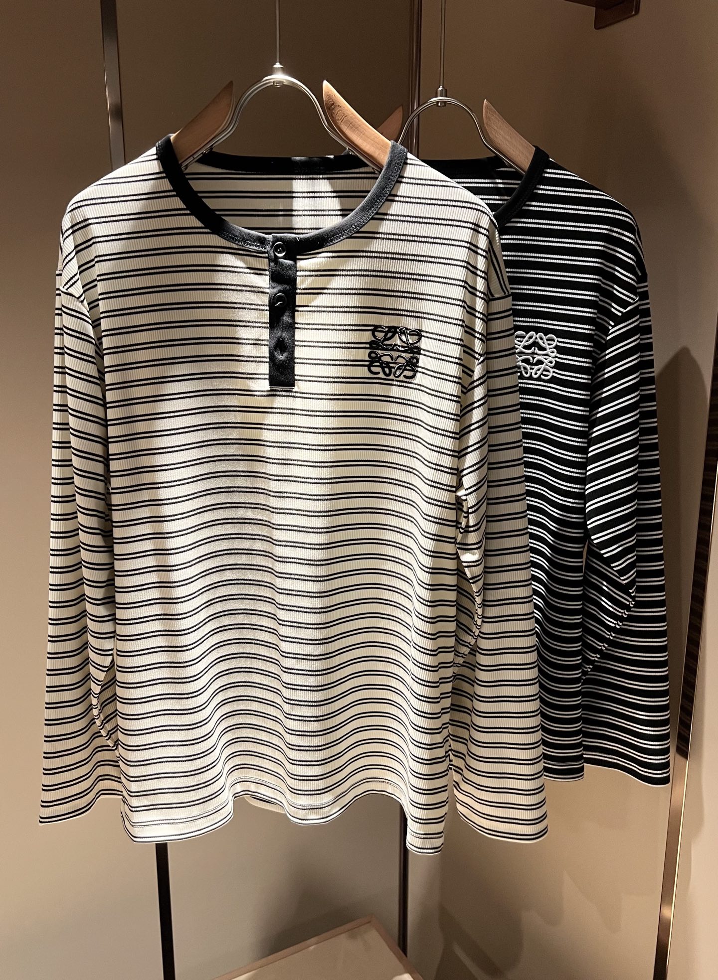 NO:149335,LOE*WE Luo*We 2025 spring and summer new men and women's eloquent long-sleeved T-shirt, original Italian order channel, very personalized and high-end style, logo logo pattern embroidery craft design!  Couple pure cotton short-sleeved T-shirt!  !  The latest fashion trends and popular products are here, and it is another simple and high-end fashion item. It is a fashion product with very high-end outfit charm. It is a must-have item for fashion trends!  Original Italian manufacturer channels, special-level orders, and released at the same time as Hong Kong, Macao and Taiwan buyers. This model is also the latest popular product of Luo Yiweijia this year and the most classic product. Its specifications and grades are beyond doubt!  !  The choice is very diverse, and it can be said that this model naturally has a fresh and natural feeling, showing the brand charm and high-end feeling. The texture of this model is very good, and the heavy weight and brilliant skin-friendliness that can be seen with hands are even better, and it is a complete enjoyment of wearing!  !  Size: S-2XL, loewe, loewe, T-shirt,tees, t-shirt,alexander wang19860909LOE*WE罗*威 2025春夏新款男女同款长袖T恤,意大利原厂订单渠道,极具个性高级风,标志logo图案刺绣工艺设计！情侣款纯棉短袖T恤！！最新时尚潮流人气产物驾到,又是一款简约高级的时尚单品,穿搭魅力十分高级不俗的时尚产物 ,时尚潮流必备单品！意大利原厂渠道,特供级别订单,同步港澳台买手店发布,此款也是罗意威家今年的最新人气产物,也是最经典的产物,其规格跟档次更是毋庸置疑！！ 选择极具多样化,言而喻此款自然具备那种清新自然的感觉,彰显品牌魅力与高级感,此款的质感十分的到位,用手可以感知的重磅跟出彩亲肤程度更是上佳,十足的穿着享受！！尺码: S-2XL,,loewe,loewe,T-shirt,tees，t-shirt,alexander wang,Men's clothing