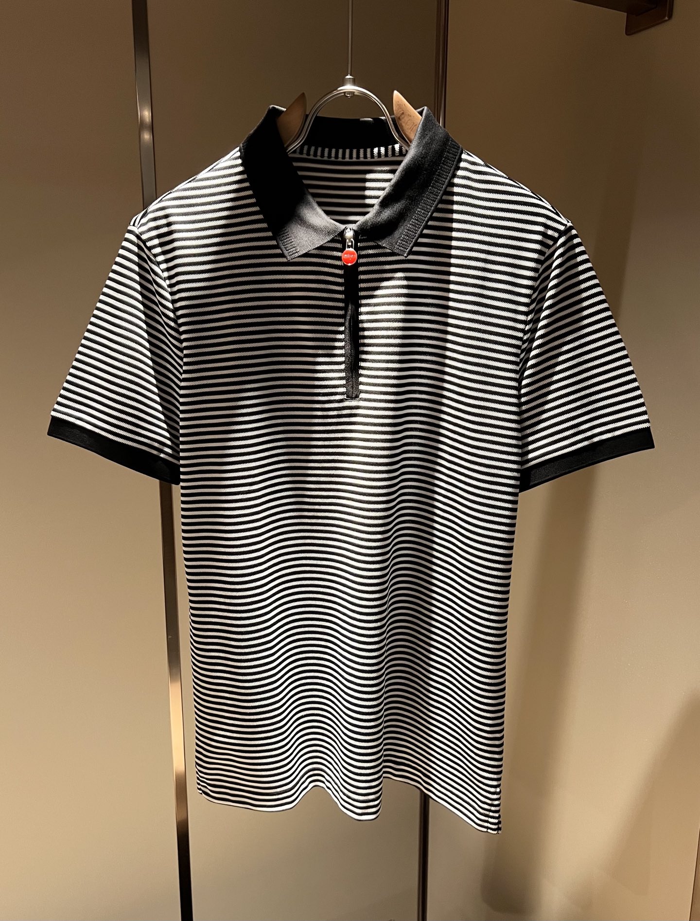 NO:149389,Kiton's new spring and summer 2025 Polo shirt, using imported exclusive bead floor cotton fabric!  !  Simple LOGO logo glue pressing design!  Representing the brand image. Simple and comfortable styles, uniform and full lines, exquisite and delicate, high-end and luxurious on the upper body. Simple styles are more diverse in style. Stylish cut styles, simple plain small pointed neck men's short-sleeved polo, Polo shirt that every man should buy. Size M-3XL, T-shirt, alexander wang19860909Kiton 2025春夏新款Polo衫,采用进口专属珠地棉面料！！简单LOGO标识压胶设计！代表品牌形象 简洁舒适的款式,线条感粗细均匀饱满,精致细腻,上身高端又奢华.简约的款式穿搭起来更加的多样化.剪裁时尚版型,简约式素色小尖领男士短袖polo、每一个男士都应该入手的Polo衫.尺码M-3XL,,T-shirt,alexander wang,Men's clothing