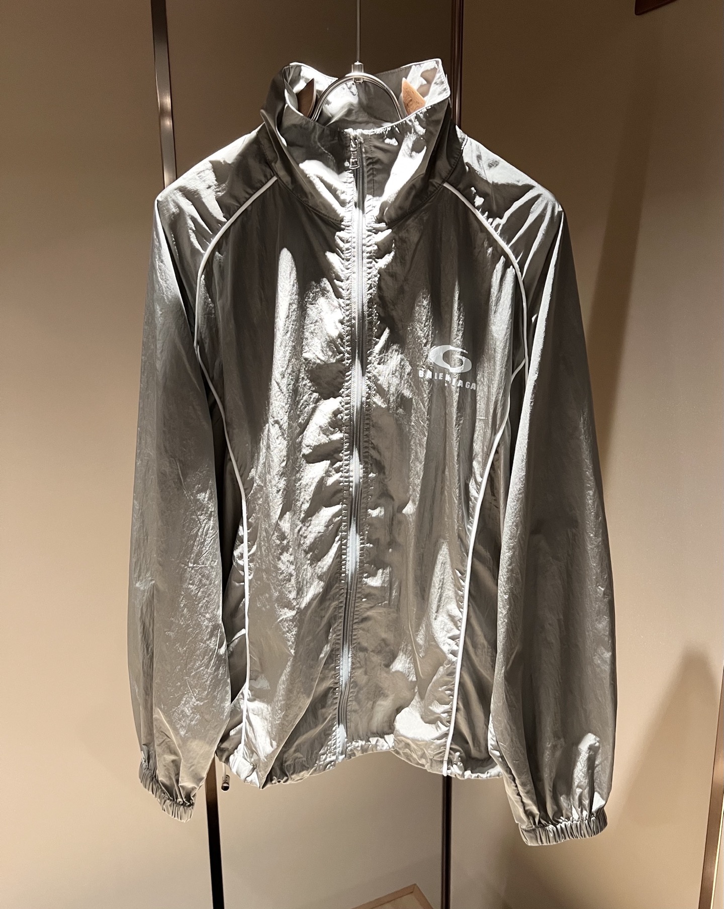 NO:149319,BALENCI*GA Paris* Home 2025 spring and summer casual set, the latest fashionable casual set, trading company channels are rare, and it is released on the official website at the same time. The most anticipated high-quality products of the male god and goddess are coming, making you feel what it means to be truly high and luxurious! The upper body is comfortable, light and not stuffy, poplin cotton fabric!  Give you the most enjoyable dressing experience!  Logo printing pattern design!  Perfectly enhance the overall sense of luxury and class, and you can get a high-end luxury atmosphere at a glance! The basic conventional hooded jacket style cut is versatile and simple on the upper body, and it is easy to deal with various occasions and environments. It is undoubtedly a must-have item for daily commuting! Size M-2XL, balenciaga, jackets & coats, hats, alexander wang19860909BALENCI*GA巴黎*家 2025春夏休闲套装,最新时尚休闲套装,贸易公司渠道稀出,同步官网发售,男神女神最为期待的精品狠货重磅来袭,让你感受到什么叫真正的高奢有内涵!上身舒适轻盈不闷热, 府绸棉面料！给你最为享受的穿着体验！Logo印花图案设计！完美提升了整体的奢华档次感,一眼就能Get到的高端奢华气息!基础常规的连帽夹克版型裁剪,上身百搭简约不挑人,轻松应对各种场合与环境,属于日常通勤必备的臻品无疑!尺码M-2XL,,balenciaga,jackets & coats,hats,alexander wang,Men's clothing