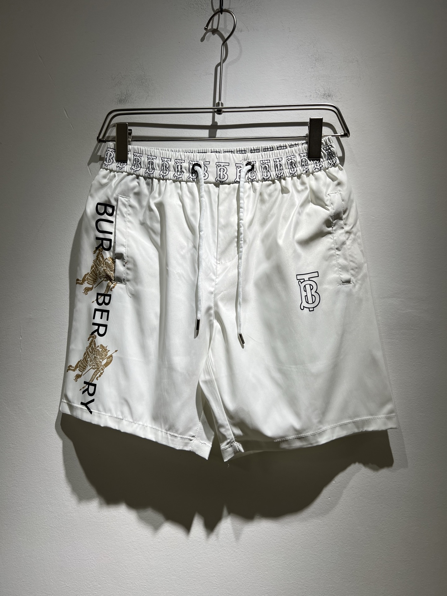 NO:149394,BURBER*Y Ba*li 2025 spring and summer new casual versatile men and women's same casual shorts!  Trading companies have sparse channels and are released on the official website at the same time!  Plaid logo pattern design!  This T-shirt is made of imported polyester fiber material. The materials used by B are still unscrupulous. It is very suitable for wearing in summer. It is skin-friendly and breathable, giving you the most comfortable and comfortable wearing experience!  Very textured and breathable, with a loose basic style cut, perfect for daily casual wear, so hurry up and buy it!  Size M-4XL, Burberry, shorts, tees, t-shirt, alexander wang19860909BURBER*Y巴*莉 2025春夏新款休闲百搭男女同款休闲短裤！贸易公司渠道稀出,同步官网发售！格子标识图案设计！此款T恤衫甄选客供进口聚酯纤维材质制作而成,B家的用料上依然是无法挑剔的,非常适合夏日里穿着,亲肤透气、给你最极致舒爽的穿着体验！ 非常有质感透气,基础宽松版型裁剪,日常休闲着穿的完美之选,还不赶紧入手！尺码M-4XL,,burberry,shorts,tees，t-shirt,alexander wang,Men's clothing