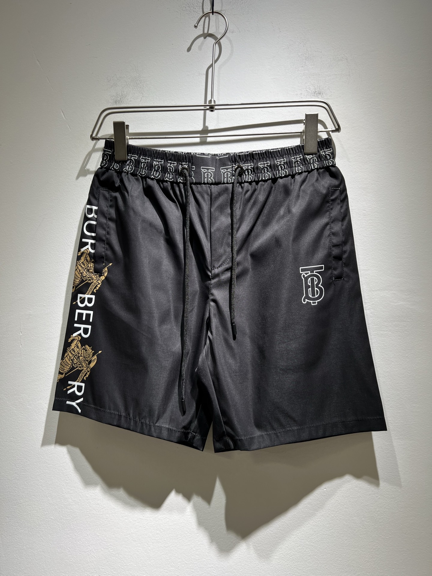 NO:149390,BURBER*Y Ba*li 2025 spring and summer new casual versatile men and women's same casual shorts!  Trading companies have sparse channels and are released on the official website at the same time!  Plaid logo pattern design!  This T-shirt is made of imported polyester fiber material. The materials used by B are still unscrupulous. It is very suitable for wearing in summer. It is skin-friendly and breathable, giving you the most comfortable and comfortable wearing experience!  Very textured and breathable, with a loose basic style cut, perfect for daily casual wear, so hurry up and buy it!  Size M-4XL, Burberry, shorts, tees, t-shirt, alexander wang19860909BURBER*Y巴*莉 2025春夏新款休闲百搭男女同款休闲短裤！贸易公司渠道稀出,同步官网发售！格子标识图案设计！此款T恤衫甄选客供进口聚酯纤维材质制作而成,B家的用料上依然是无法挑剔的,非常适合夏日里穿着,亲肤透气、给你最极致舒爽的穿着体验！ 非常有质感透气,基础宽松版型裁剪,日常休闲着穿的完美之选,还不赶紧入手！尺码M-4XL,,burberry,shorts,tees，t-shirt,alexander wang,Men's clothing