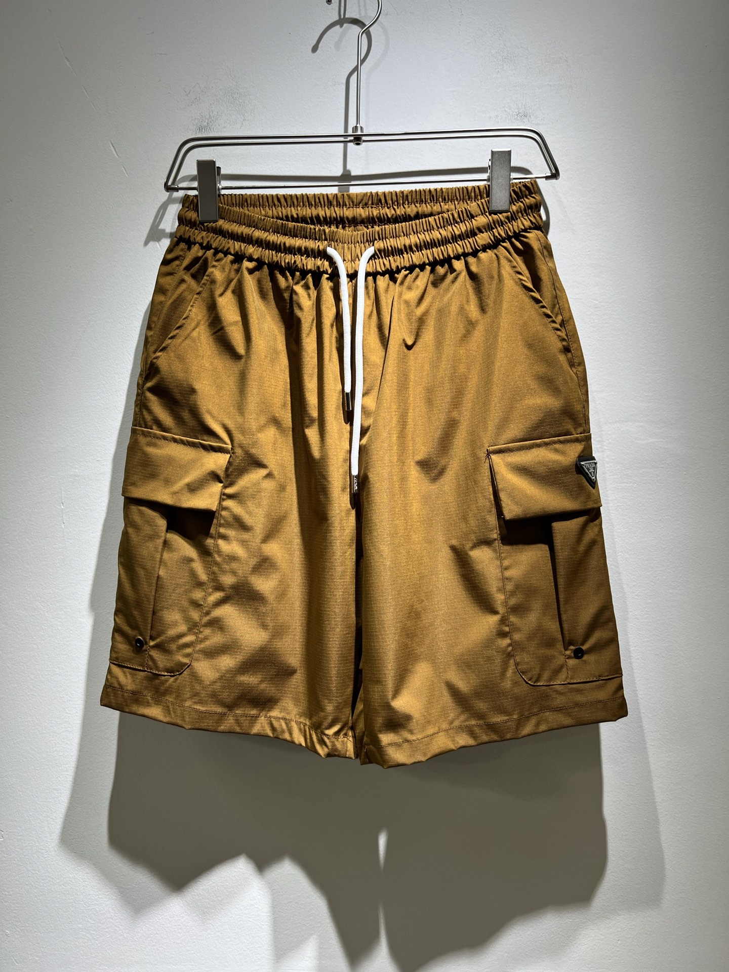 NO:149396,PRA*DA Pu*da 2025 spring and summer new men's casual shorts, a high-end quality choice... A versatile trousers that combine casual pants is also an indispensable matching tool in men's wardrobe. It is a classic style with practical wear!  The design style of the whole casual pants is simple and fashionable, which is very consistent with the low-luxury style setting, has excellent skin-friendly value, is easy to wear, and is full of detail!  Classic logo logo pattern hardware design!  This trousers are made of high-quality canvas cotton fabric. The fabric is comfortable, soft and delicate, and has a good vertical feeling. It looks very textured and has a high-end charm. The first-class and exquisite style cut, the line is delicate, smooth and neat, and the casual and casual pants look good no matter how you match it. If you like it, buy it now. Good products are not waiting for anyone!  Size M-4XL, prada, shorts, alexander wang19860909PRA*DA普*达 2025春夏新款男士休闲短裤,高端品质之选……一款休闲裤兼备的百搭裤装,也是男士衣橱里不可缺少的搭配神器,属于实穿型的经典款式！整条休闲裤的设计风格简洁时尚,非常符合低奢的风格设定,亲肤值优越,穿着方便,细节感十足！经典标识logo图案五金设计！此款裤装采用优质帆布棉面料打造而成,面料舒服,手感柔软细腻,有着很好的垂直感,看上去非常有质感,细品高级韵味十足.一流精湛的版型裁剪,走线细致平顺工整,休闲随意怎么搭配都好看的裤装,喜欢的赶紧入手吧,好货可不等人！尺码M-4XL,,prada,shorts,alexander wang,Men's clothing