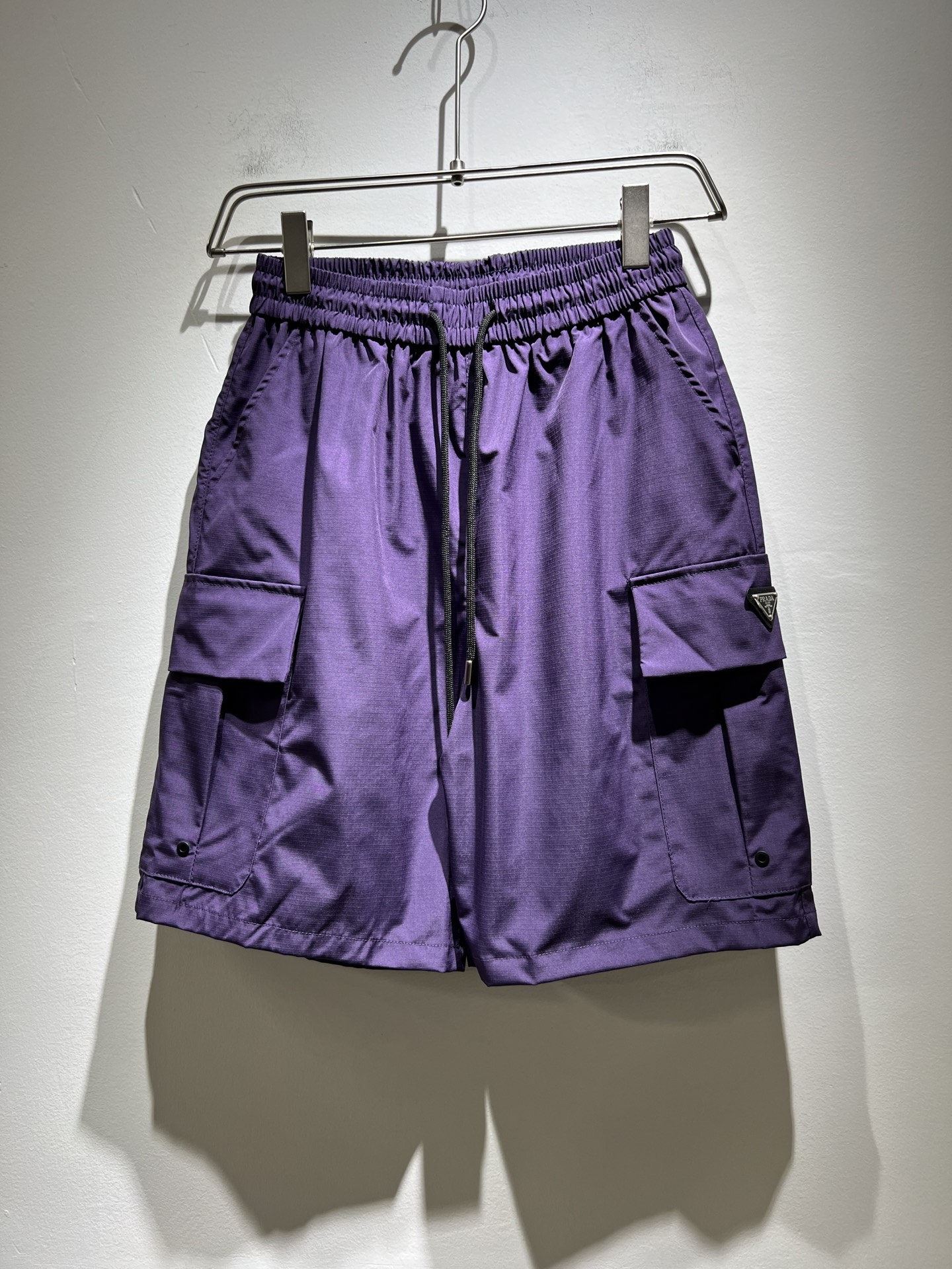 NO:149403,PRA*DA Pu*da 2025 spring and summer new men's casual shorts, a high-end quality choice... A versatile trousers that combine casual pants is also an indispensable matching tool in men's wardrobe. It is a classic style with practical wear!  The design style of the whole casual pants is simple and fashionable, which is very consistent with the low-luxury style setting, has excellent skin-friendly value, is easy to wear, and is full of detail!  Classic logo logo pattern hardware design!  This trousers are made of high-quality canvas cotton fabric. The fabric is comfortable, soft and delicate, and has a good vertical feeling. It looks very textured and has a high-end charm. The first-class and exquisite style cut, the line is delicate, smooth and neat, and the casual and casual pants look good no matter how you match it. If you like it, buy it now. Good products are not waiting for anyone!  Size M-4XL, prada, shorts, alexander wang19860909PRA*DA普*达 2025春夏新款男士休闲短裤,高端品质之选……一款休闲裤兼备的百搭裤装,也是男士衣橱里不可缺少的搭配神器,属于实穿型的经典款式！整条休闲裤的设计风格简洁时尚,非常符合低奢的风格设定,亲肤值优越,穿着方便,细节感十足！经典标识logo图案五金设计！此款裤装采用优质帆布棉面料打造而成,面料舒服,手感柔软细腻,有着很好的垂直感,看上去非常有质感,细品高级韵味十足.一流精湛的版型裁剪,走线细致平顺工整,休闲随意怎么搭配都好看的裤装,喜欢的赶紧入手吧,好货可不等人！尺码M-4XL,,prada,shorts,alexander wang,Men's clothing