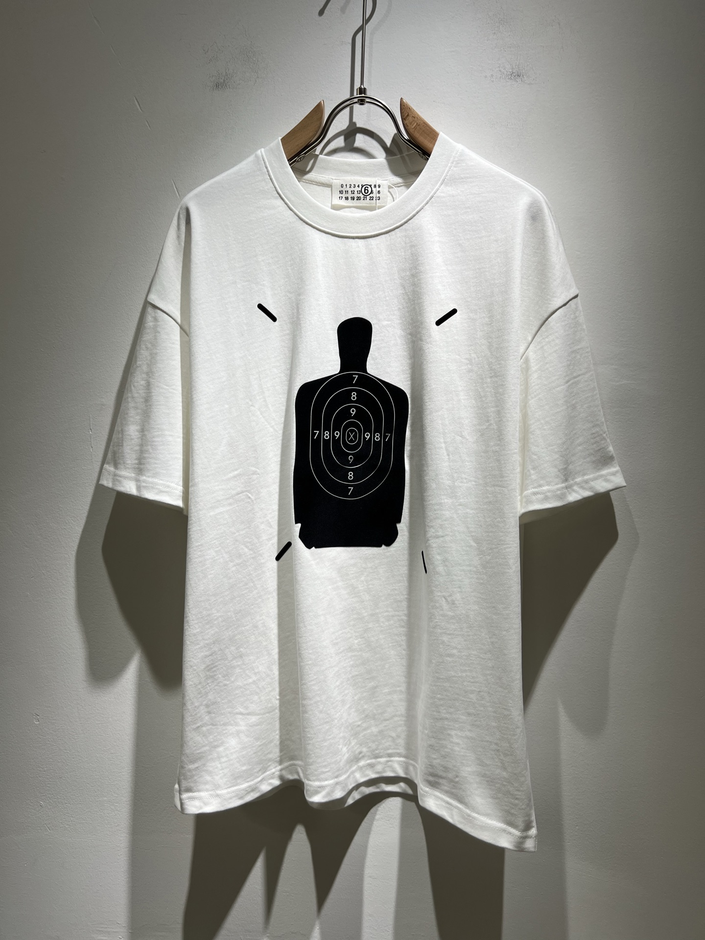 NO:149417,Maison Margiel 2025 spring and summer new short-sleeved T-shirt for men and women, and the counter is available at the same time!  Customized exclusive wash water pure cotton fabric, chest logo pattern printing design!  Simple and generous, calm and versatile, extremely high-end, perfectly integrated with fashion and style, a top fashionable style that perfectly suits the outside wear!  The overall feeling is natural!  Extremely classic versatile casual pants, customized original cotton fabric!  The ultimate perfection of heavy industry!  Fans who pursue high quality are please buy them by themselves, and all fans who know the goods are invited to appreciate this model together!  !  Size S-2XL, Masion Margiela, T-shirt,tees, t-shirt,alexander wang19860909马吉拉 maison margiel 2025春夏新款男女同款短袖T恤,专柜同步发售！定制专属洗水纯棉面料,胸前logo图案印花设计！简约大方,从容百搭,档次极高,完美融入时尚还有风情感一款完美符合外穿的顶尖时髦气质款！整体给人浑然天成的感觉！极致经典的百搭型休闲裤,定制原版纯棉面料！极致的重工极致的完美！追求高品质的粉丝们请自行抢购,诚邀所有识货的粉丝一同鉴赏此款！！尺码S-2XL,,masion margiela,T-shirt,tees，t-shirt,alexander wang,Men's clothing