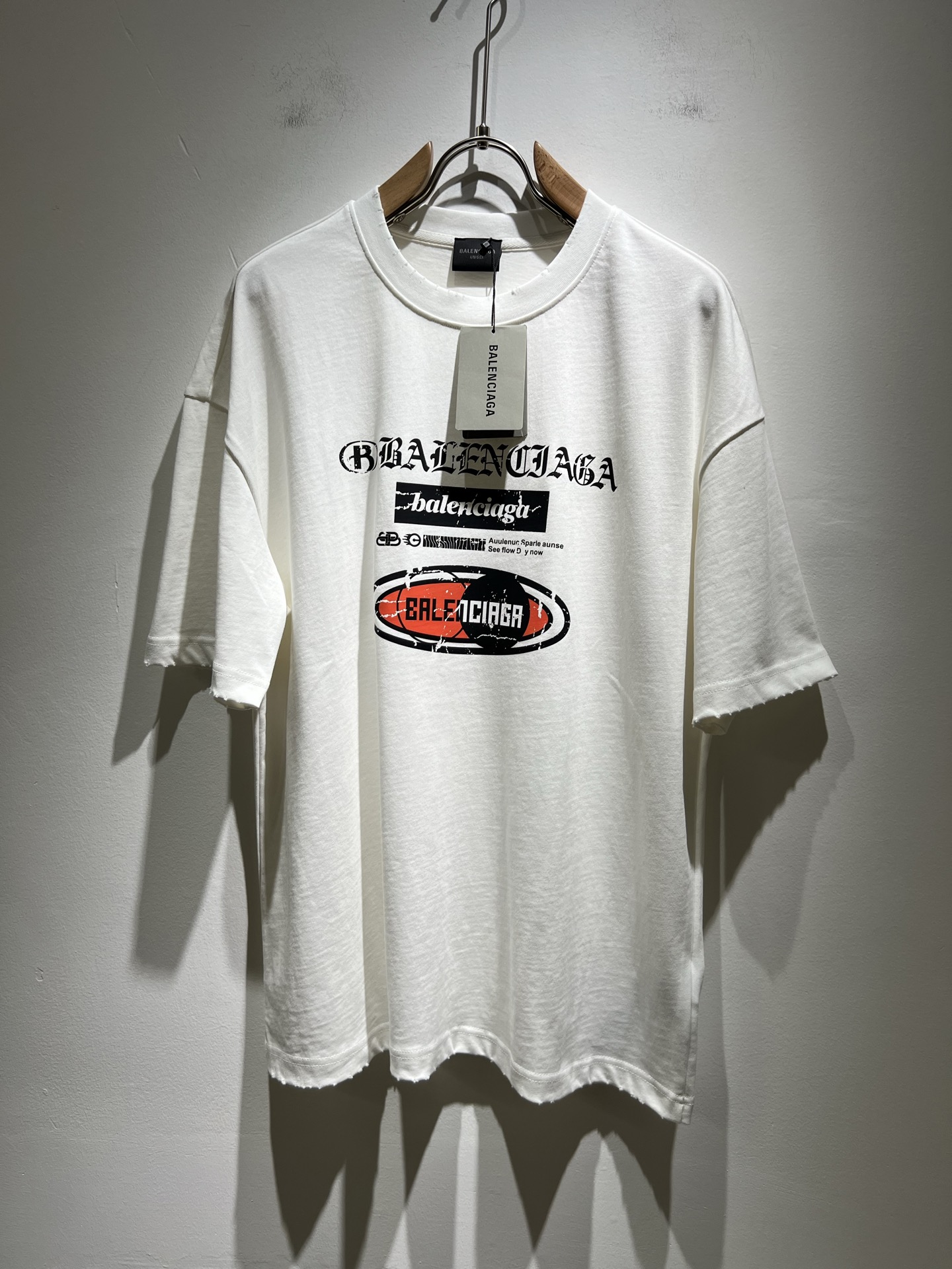 NO:149407,BALENCIA* Paris* Home 2025 Spring and Summer New Men and Women Couples Casual Loose Cotton Round Neck Short Sleeve T-shirt!  Trading companies have sparse channels and are released on the official website at the same time!  The latest series of spring and summer 2025, classic fashion design elements, injecting full vitality into the new series. This T-shirt is carefully selected for imported cotton fabrics. The fabric feels skin-friendly and soft and delicate, and the body logo print design!  It has an extremely comfortable and breathable wearing experience. The whole item is very eye-catching and fashionable, and is deeply loved by young people today!  The loose round neck cut is a neutral style regardless of age and gender, suitable for matching all the styles and looks you need in your daily life!  It is recommended to wear couple outfits to go out on the street to make it more pleasing to the eye!  Size S-2XL, balenciaga, T-shirt,tees, t-shirt,alexander wang19860909BALENCIA*巴黎*家 2025春夏新款男女同情侣款休闲宽松棉质圆领短袖T恤衫！贸易公司渠道稀出,同步官网发售 ！ 2025春夏最新系列,经典时尚设计元素,为全新系列注入满满活力,这款T恤衫用心甄选客供进口棉面料制成,面料手感亲肤柔软细腻,衣身logo印花设计！拥有着无比舒适透气性的穿着体验,整件单品极具吸睛度与时尚感,深受当下年轻人的喜爱！基础宽松的圆领版型裁剪,不分年龄与性别的中性款式,适合搭配你日常所需的所有风格与造型！建议搭配情侣装出街会更为养眼出色！尺码S-2XL,,balenciaga,T-shirt,tees，t-shirt,alexander wang,Men's clothing