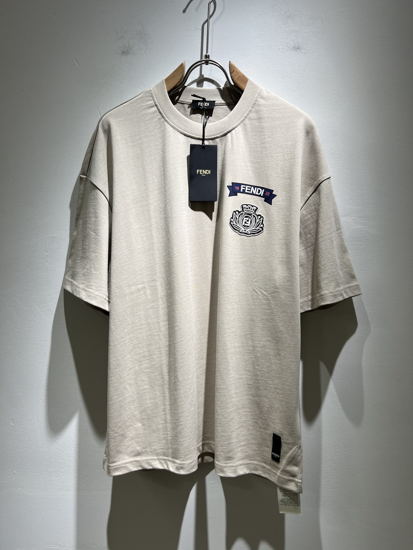 NO:149444,FEN*I FEN*Di's new spring and summer 2025 FD family FF men and women short-sleeved T-shirt, versatile and minimalist short-sleeved shirts for men and women. Original Italian orders, popular FD family items, simple and pure colors. The FD family's enduring iconic products, high-quality products with full representation and full specifications, and high-quality products that all FD fans are worth buying!  Pure Yidian channel orders, high-end and popular products from the FD family, very popular items at the moment, and iconic letter logo pattern printing modification!  High-end goods worth keeping and giving away to others!  It is trendy and beautiful, with a full sense of trendy atmosphere, and has a very high level and specifications. It uses a very classic black and white color combination, giving people a strong visual impact and has a very high recognition. It is top-quality exclusive pure cotton fabric, created with a soft, delicate and comfortable touch, and has a very high-end and classy appearance!  Perfectly interprets the charm of the brand and leaves a deep impression. It is more fashionable and charming. It has simple, elegant and fashionable upper body, and is even more stressful for outfits!  The inner wear alone is very delicious and beautiful scenery that cannot be ignored!  Size S-2XL, fendi,dior,T-shirt,tees,t-shirt,alexander wang19860909FEN*I 芬*迪2025春夏新款FD家族FF男女同款短袖T恤,男女同款百搭极简短袖.意大利原厂订单,FD家族人气单品,简约纯色系打造.FD家族经久不衰的标志性臻品,代表性十足,规格感十足的精品,所有FD粉丝都值得抢购的精品！纯正意代渠道订单,FD家族的高奢人气爆款产物,当下十分火爆的单品,标志性字母logo图案印花修饰！值得自留和送人的高端货！新潮又好看,潮流气息感十足,档次规格感极高,并且采用十分经典的的黑白双色搭配,给人的视觉冲击感相当强烈,有着极高的辨识度,顶级专属纯棉面料,打造,触感柔软细腻舒适,品相相当高级有档次！完美诠释品牌魅力,给人留下深刻印象.更具时尚与韵味,上身简约大方时尚,对于穿搭更是毫无压力！单穿内搭都极有味道,不可忽视的靓丽风景线！ 尺码S-2XL,,fendi,dior,T-shirt,tees，t-shirt,alexander wang,Men's clothing