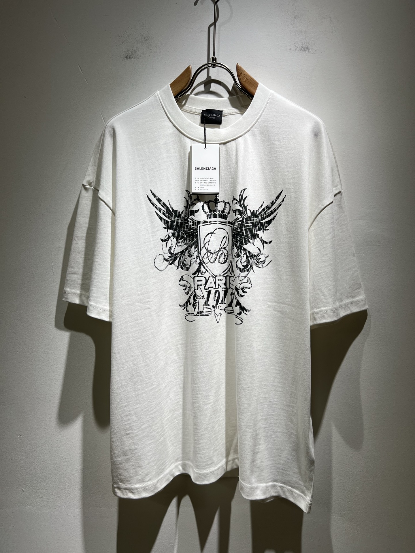 NO:149420,BALENCIA* Paris* Home 2025 Spring and Summer New Men and Women Couples Casual Loose Cotton Round Neck Short Sleeve T-shirt!  Trading companies have sparse channels and are released on the official website at the same time!  The latest series of spring and summer 2025, classic fashion design elements, injecting full vitality into the new series. This T-shirt is carefully selected for imported cotton fabrics. The fabric feels skin-friendly and soft and delicate, and the body logo prints and diamond design!  It has an extremely comfortable and breathable wearing experience. The whole item is very eye-catching and fashionable, and is deeply loved by young people today!  The loose round neck cut is a neutral style regardless of age and gender, suitable for matching all the styles and looks you need in your daily life!  It is recommended to wear couple outfits to go out on the street to make it more pleasing to the eye!  Size S-2XL, balenciaga, T-shirt,tees, t-shirt,alexander wang19860909BALENCIA*巴黎*家 2025春夏新款男女同情侣款休闲宽松棉质圆领短袖T恤衫！贸易公司渠道稀出,同步官网发售 ！ 2025春夏最新系列,经典时尚设计元素,为全新系列注入满满活力,这款T恤衫用心甄选客供进口棉面料制成,面料手感亲肤柔软细腻,衣身logo印花烫钻设计！拥有着无比舒适透气性的穿着体验,整件单品极具吸睛度与时尚感,深受当下年轻人的喜爱！基础宽松的圆领版型裁剪,不分年龄与性别的中性款式,适合搭配你日常所需的所有风格与造型！建议搭配情侣装出街会更为养眼出色！尺码S-2XL,,balenciaga,T-shirt,tees，t-shirt,alexander wang,Men's clothing