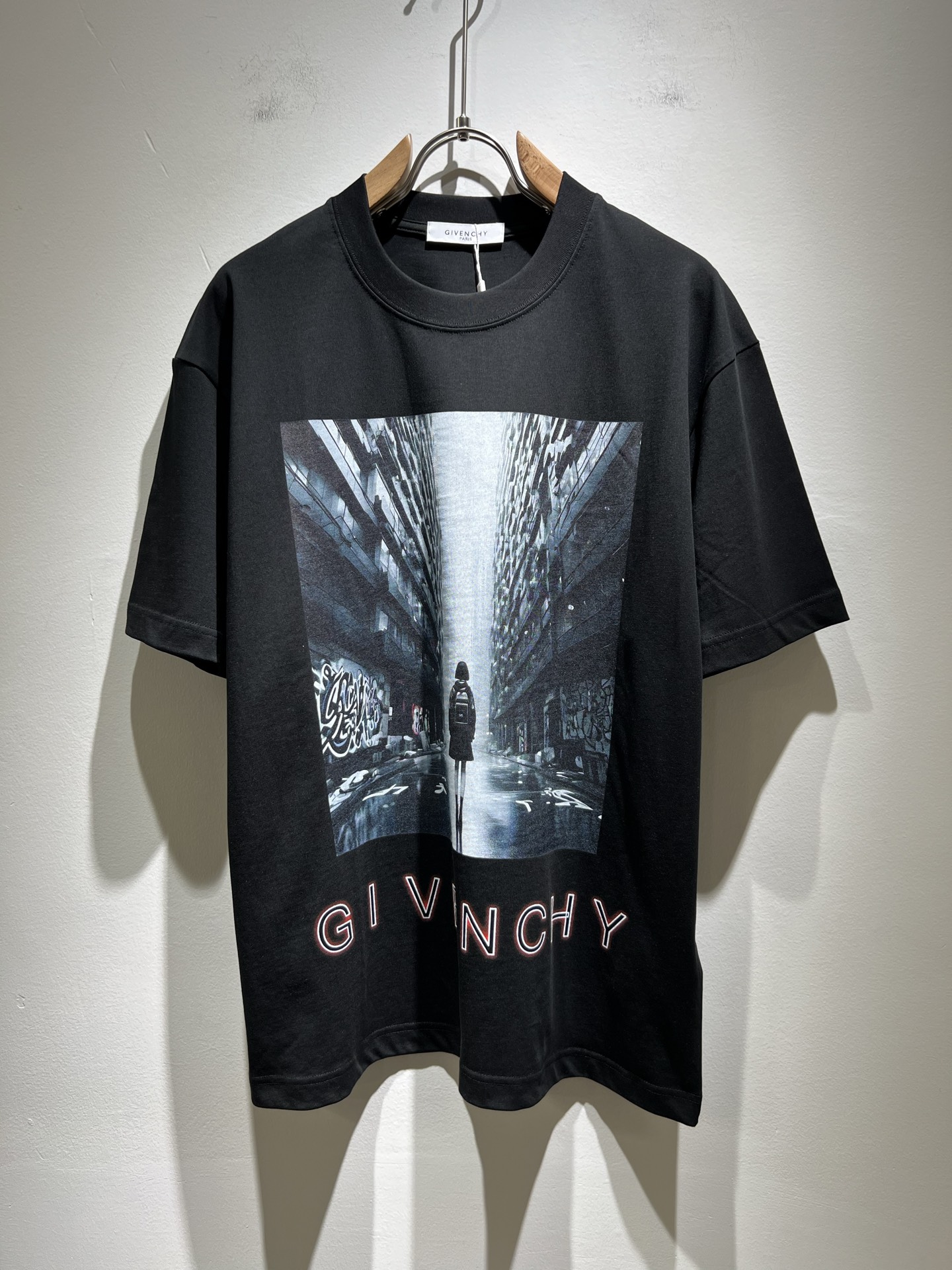 NO:149400,Giv*chy/Ji*xi's new short-sleeved T-shirt for men and women in spring and summer, the main creator has injected new fashion energy into fashion. By exploring various themes and sexy charm, it is highly recognizable and leads the new street fashion trend. This model is the exclusive outstanding design element of G's family, design logo pattern printing design!  Perfect fusion, clear and restored patterns, showing the elegant style of the brand. The original 260g pure cotton material is made of solid and high-end fabric, and the upper body can be easily controlled, showing the casual and fashionable charm. Size S-2XL, gucci, T-shirt, tees, t-shirt, alexander wang19860909Giv*chy/纪*希2025春夏新款男女同款短袖T恤,主创时尚注入了全新时尚能量.通过探索各种题材和性感魅力,极具辨识度,引领全新街头时尚潮流.该款是G家独家的出彩设计元素,设计标识logo图案印花设计！完美融合,图案清晰还原度极高,彰显品牌优雅格调.选用原版260g纯棉材质,面料紧实高级,上身均可轻松驾驭,展现休闲自在时尚魅力.尺码S-2XL,,gucci,T-shirt,tees，t-shirt,alexander wang,Men's clothing